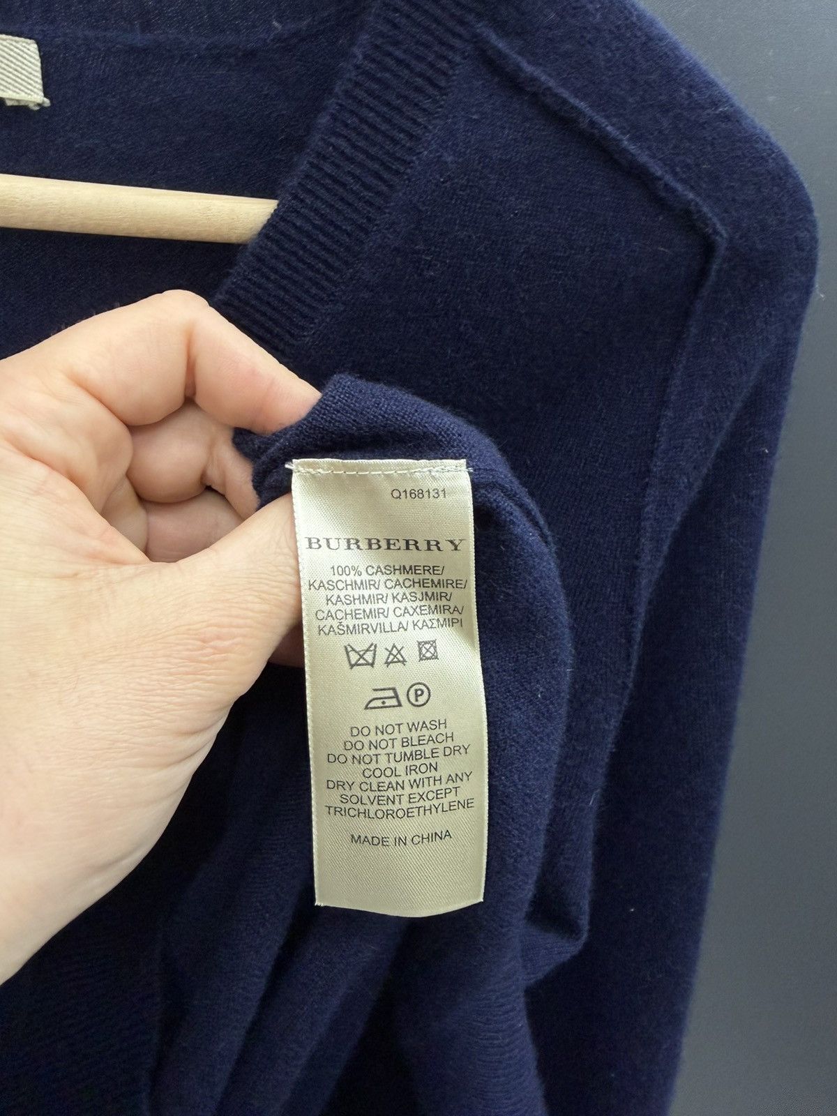 Burberry Burberry Cashmere Sweater V Neck Navy Size M Size US M / EU 48-50 / 2 - 7 Thumbnail