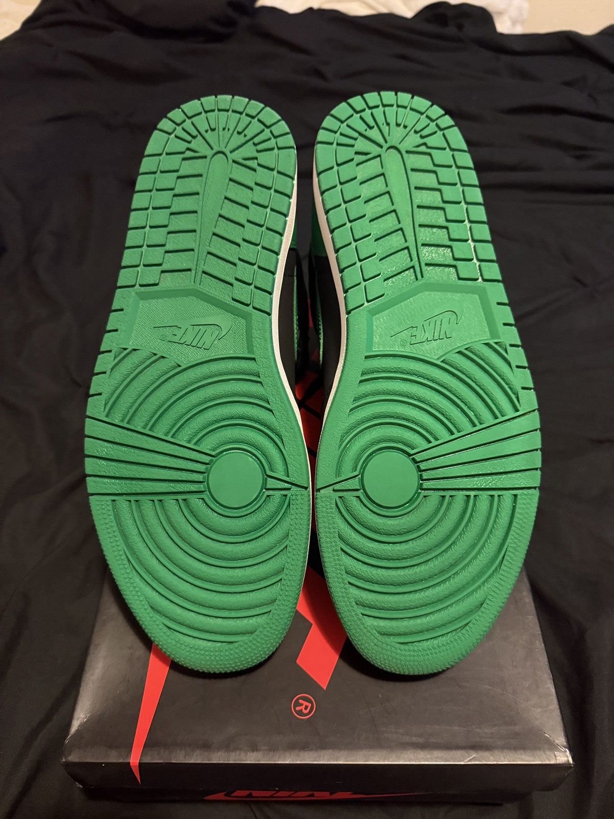 Jordan Brand 2020 Air Jordan 1 Retro High OG 'Pine Green 2.0' Size US 11.5 / EU 44-45 - 6 Thumbnail