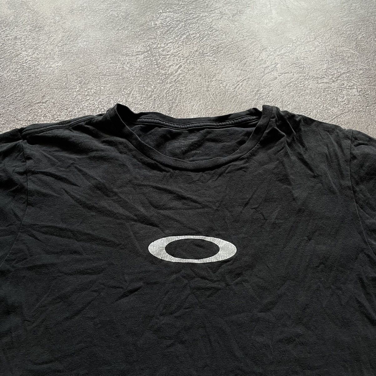Vintage Vintage Oakley Y2K Faded Black Logo Graphic Tee Skate Boxy M Size US M / EU 48-50 / 2 - 2 Thumbnail