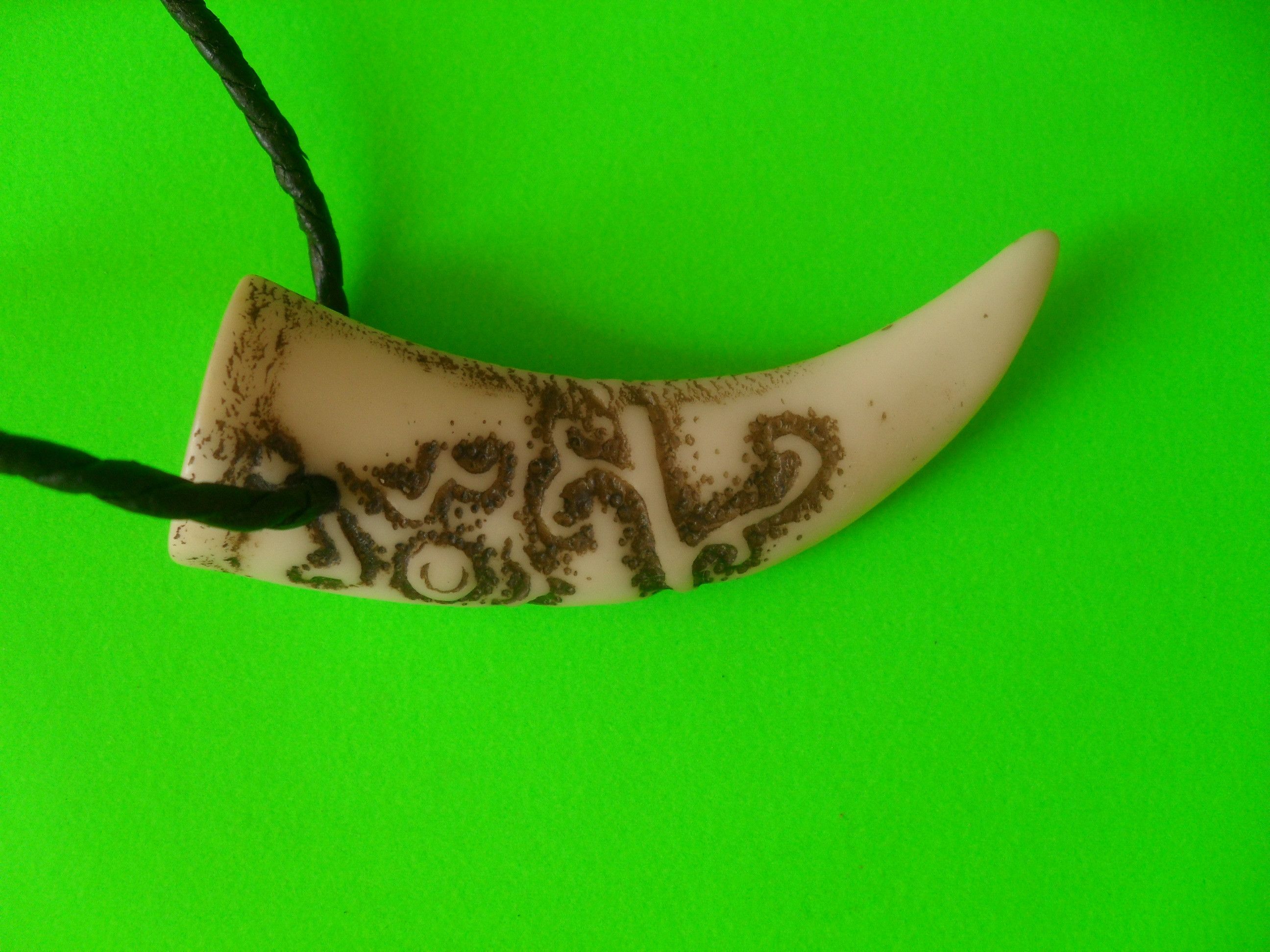 Vintage CARVED NECKLACE IN THE SHAPE OF AN AMULET . Size ONE SIZE - 3 Thumbnail