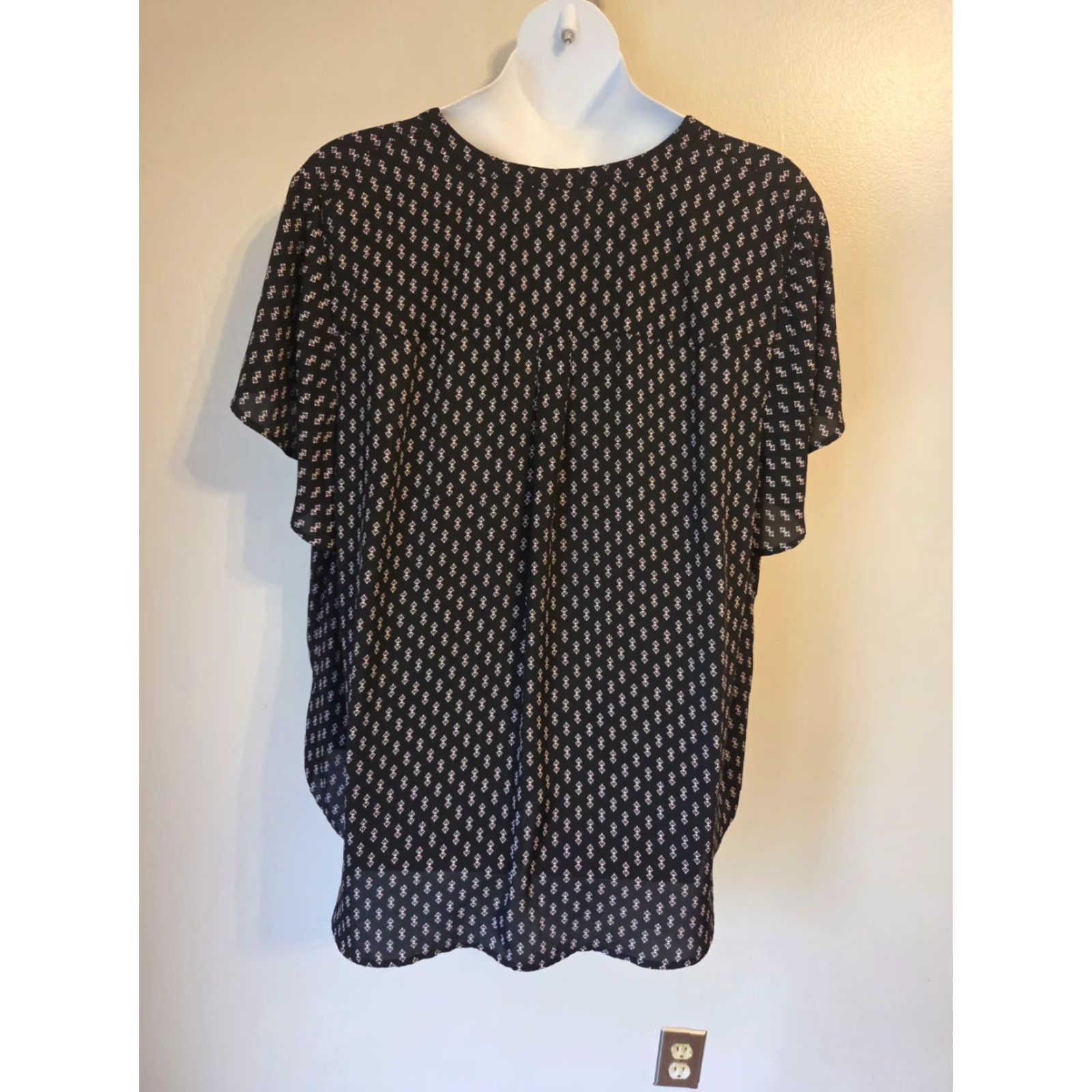 Torrid Torrid Harper Black Geometric Print Flutter Sleeve Top Shirt 5X Womens Blouse V-Neck Pocket Lightweight Polyester 5X Vintage No Dress? Size XXL / US 16-18 / IT 52-54 - 7 Thumbnail