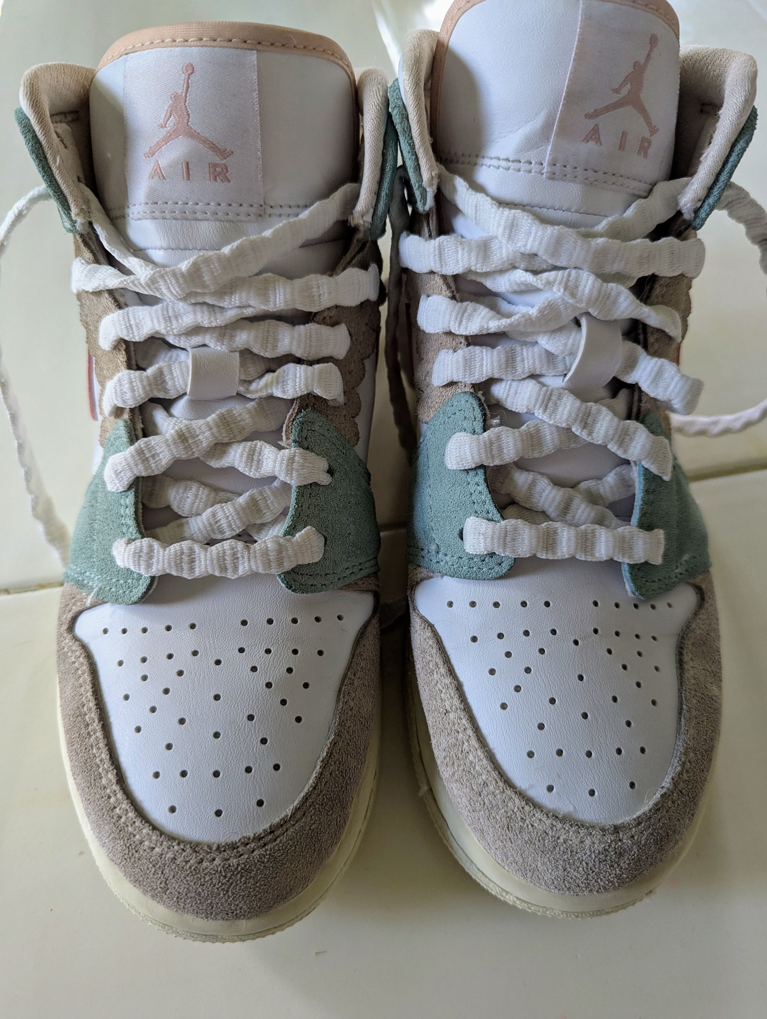 Nike Nike Air Jordan 1 Mid SE GS Scalloped Edge 5.5Y (Women 7) Size US 7 / IT 37 - 7 Thumbnail