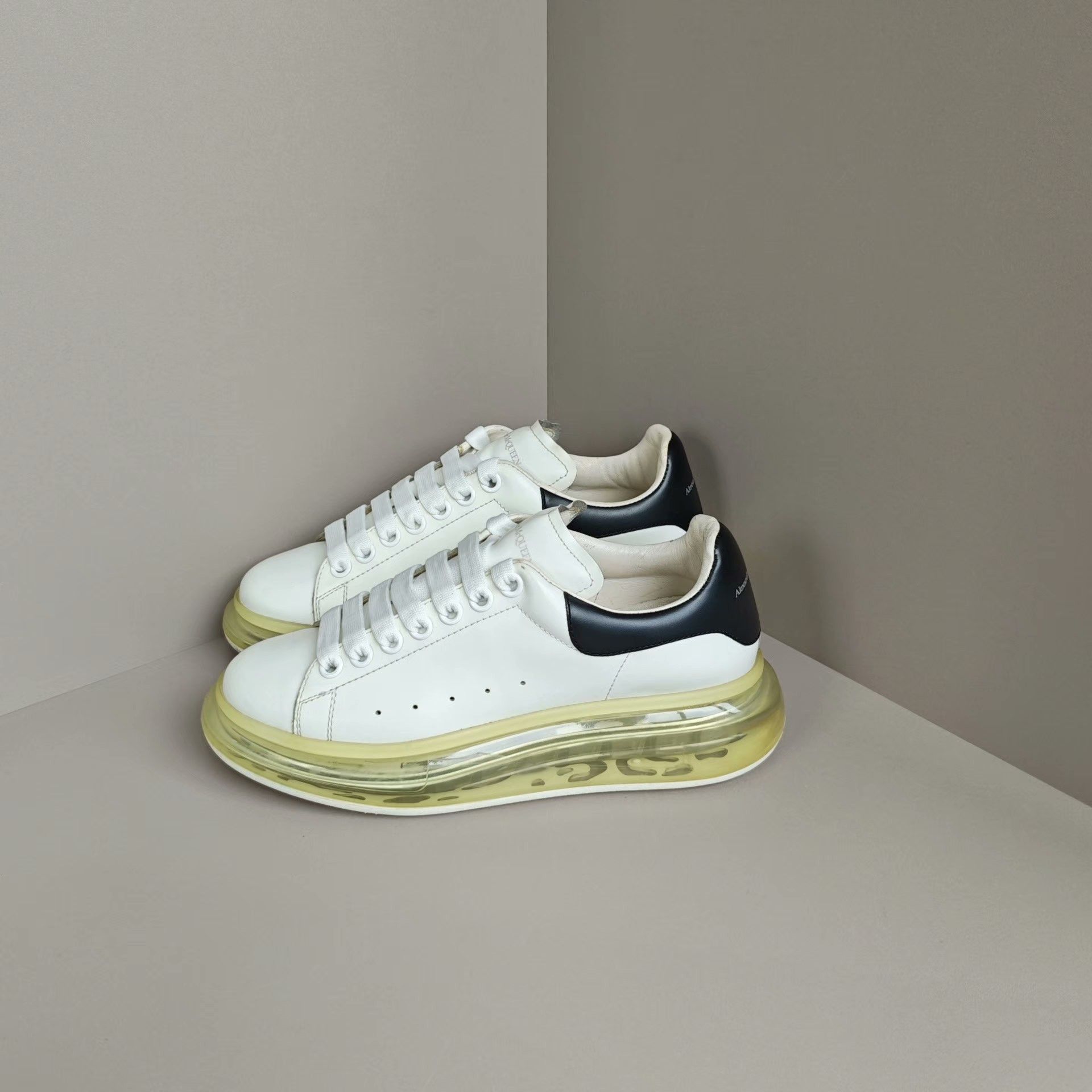 Alexander McQueen Alexander McQueen White Lowtop Sneakers us_8 Women Size US 8 / IT 38 - 1 Thumbnail
