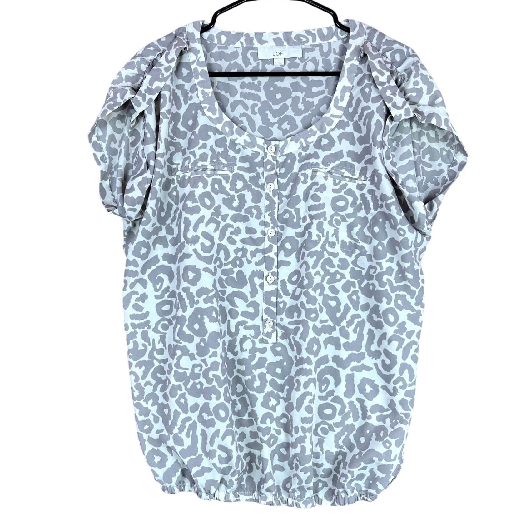 Loft LOFT Ann Taylor Womens Blouse Animal Print Henley Elastic Hem Large Gray Beige Cap Sleeve Shirt Womens L 100% Polyester Casual Workwear Formal Size L / US 10 / IT 46 - 2 Thumbnail