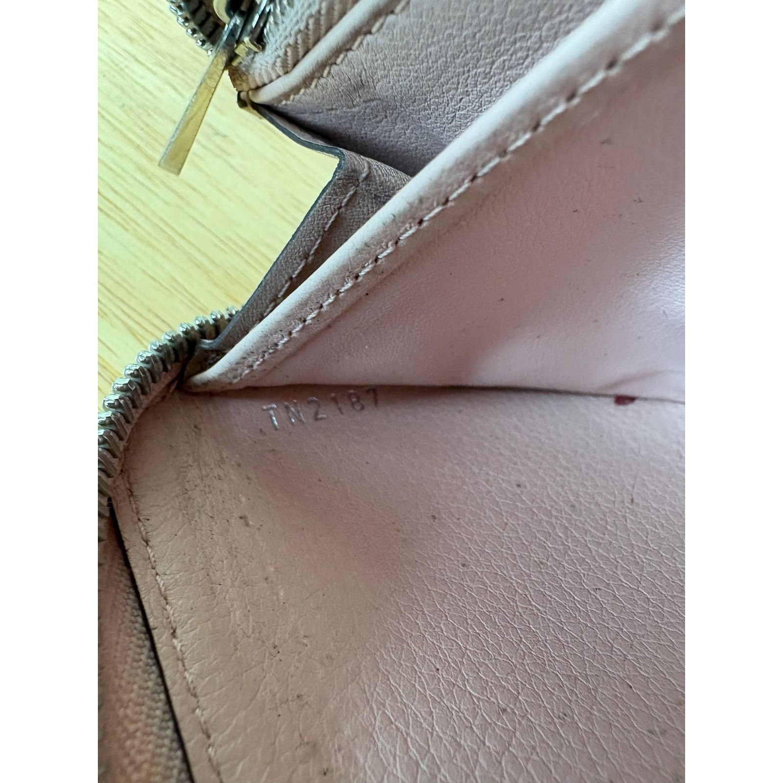 Louis Vuitton Authentic Louis Vuitton Pink Mahina Zippy Travel Wallet Size ONE SIZE - 9 Thumbnail