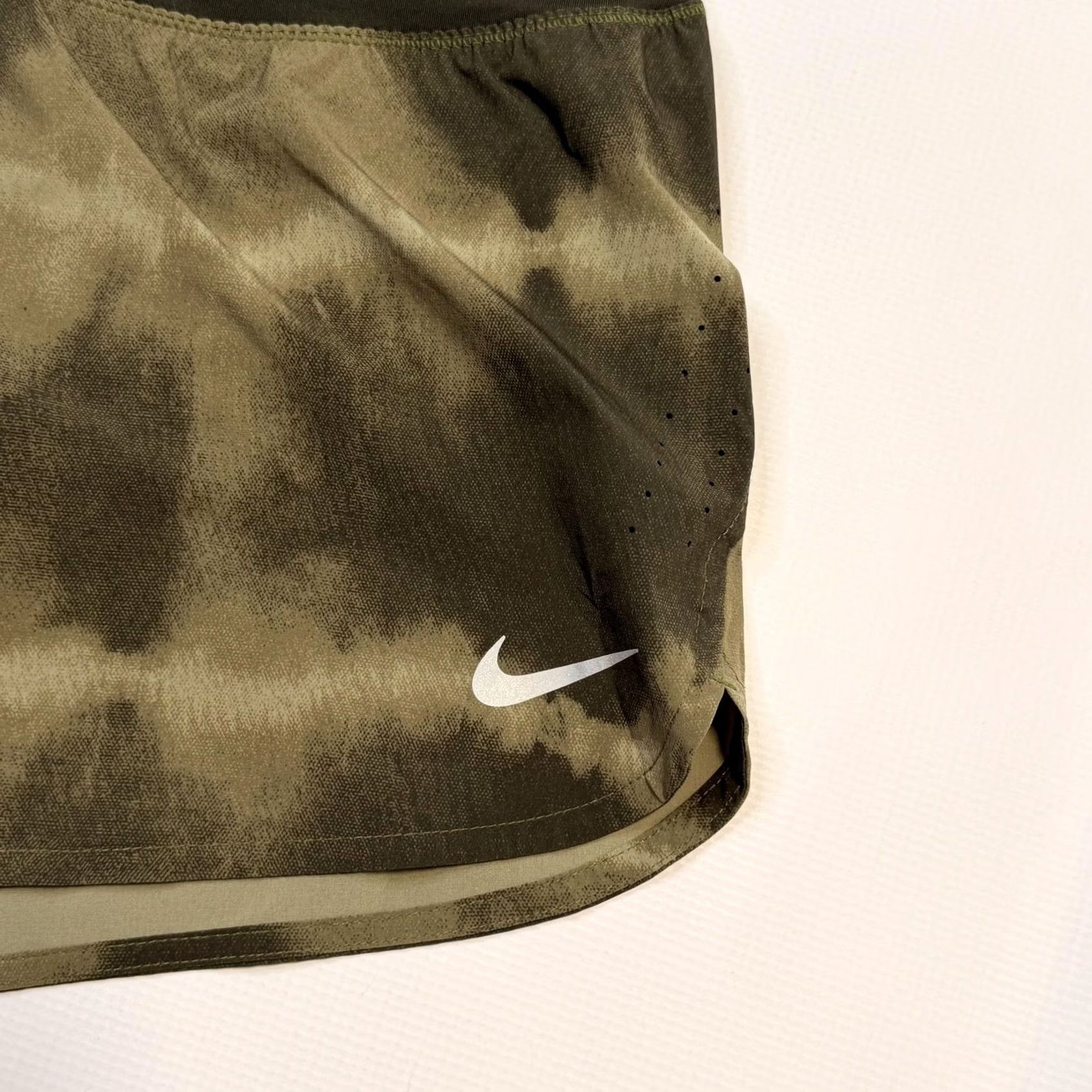 Nike Nike Womens XL Green Batik Dri-FIT Lined 3.5 Inch Running Gym Athletic Shorts Size 40" / US 18 - 2 Thumbnail