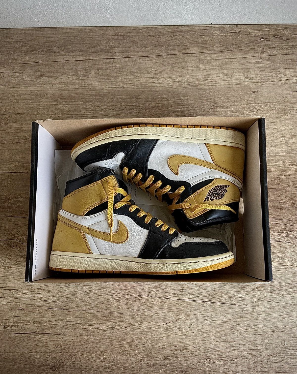 Jordan Brand Air Jordan 1 Retro High OG “Yellow Ochre” Size US 11 / EU 44 - 1 Thumbnail