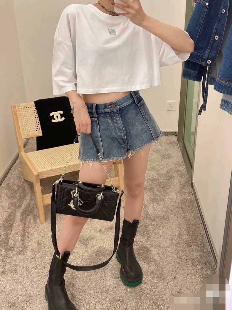 Loewe LOEWE White wide length short T Size S / US 4 / IT 40 - 9 Thumbnail