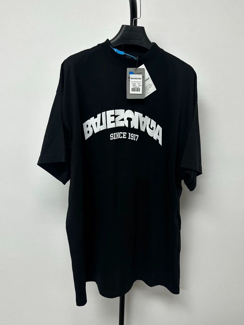 Balenciaga Balenciaga Asymmetric Inverted Logo T-shirt - dmc Size US L / EU 52-54 / 3 - 1 Thumbnail