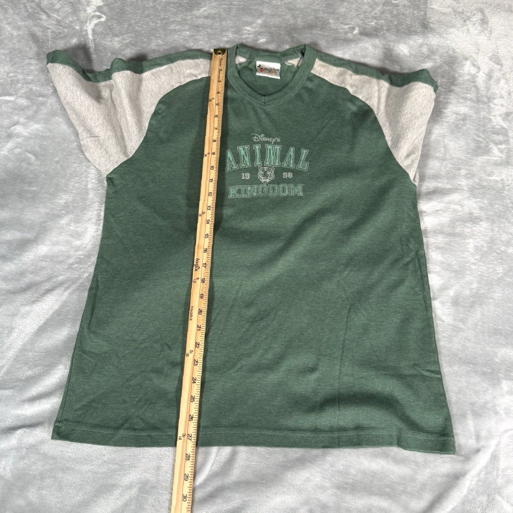 Vintage VINTAGE Disney World Animal Kingdom T Shirt Mens L Slim Fit V Neck Made In USA Size US L / EU 52-54 / 3 - 7 Thumbnail
