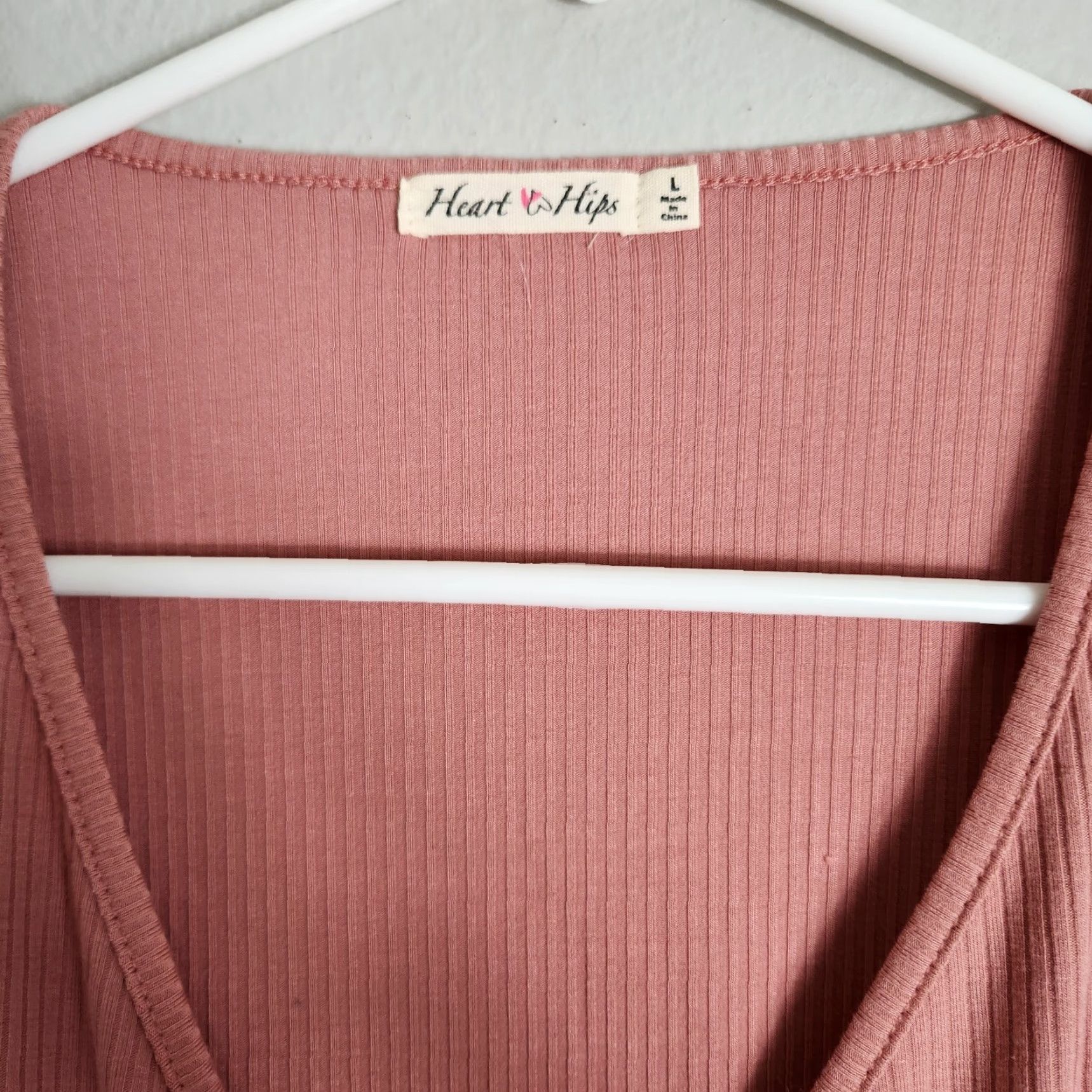 Vintage Heart Lips Womens Rose Pink Surplice Ruched Tie Bottom Ribbed Crop Top Size L Shirt Adult Womens Short Sleeve V-Neck Cropped Casual KnIT Size 36" / US 14 / IT 50 - 3 Thumbnail
