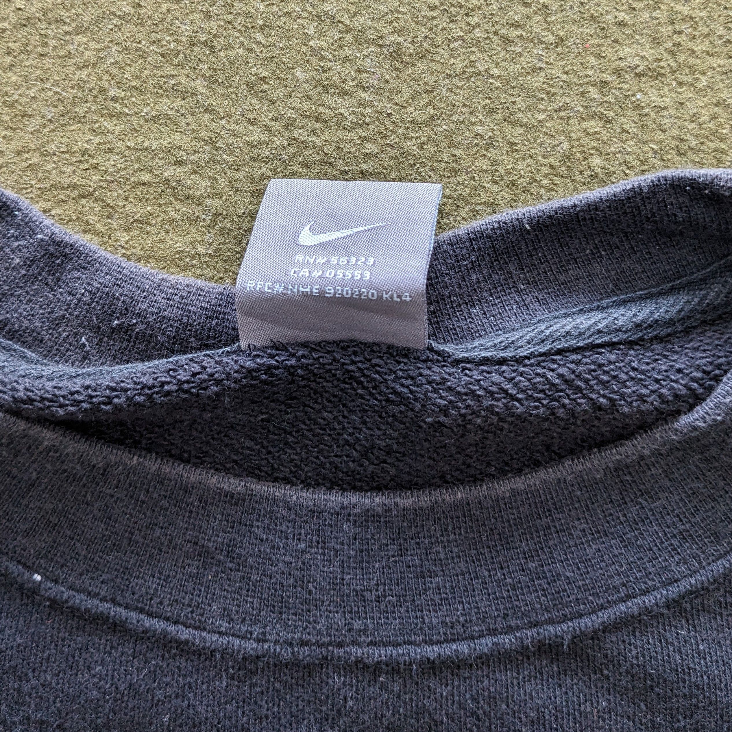 Nike Vintage NIKE TWOTHOUSANDFOUR Small Logo Sweatshirt Size US L / EU 52-54 / 3 - 7 Thumbnail