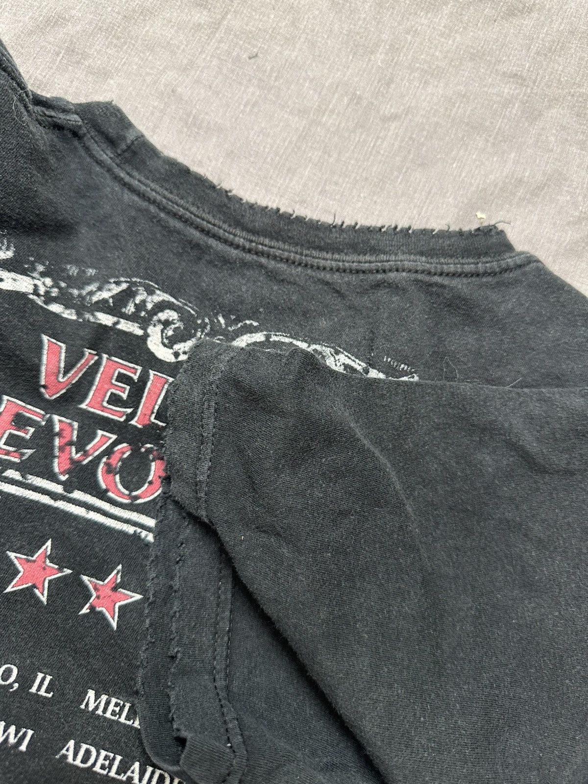 Band Tees Vintage Y2k Velvet Revolver Band Distressed Tshirt Size US L / EU 52-54 / 3 - 5 Thumbnail