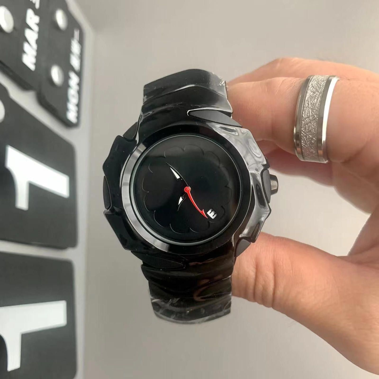 Vintage Blade Quartz Watch – Irregular Strap Size ONE SIZE - 1 Thumbnail