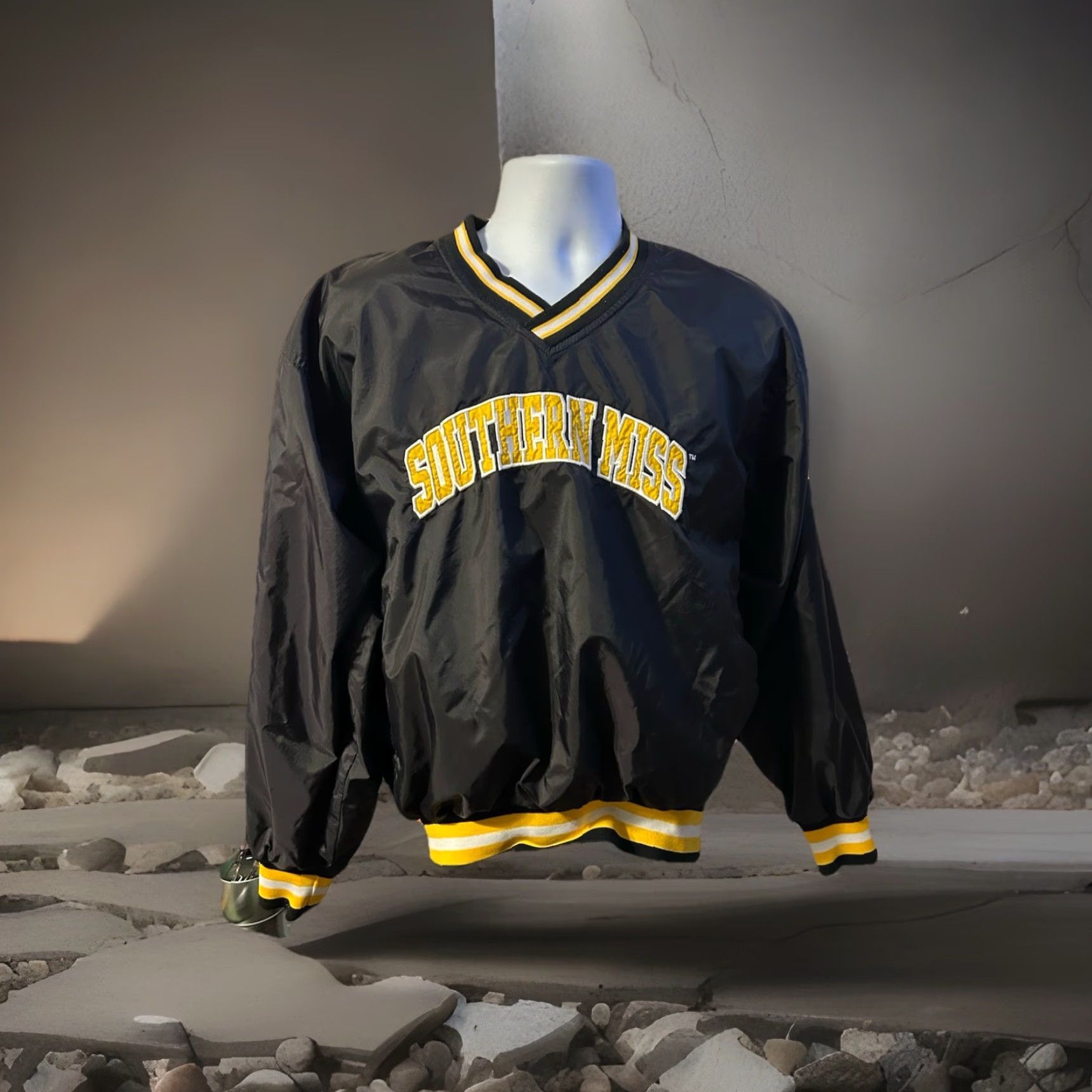 Russell Athletic VINTAGE Russell Athletic Pullover Shirt Unisex Adults M Black V Neck USM 90s Size US M / EU 48-50 / 2 - 4 Thumbnail