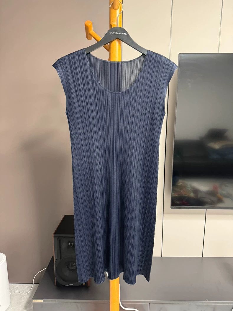Issey Miyake size:3 A deep blue dress with vibrant colors