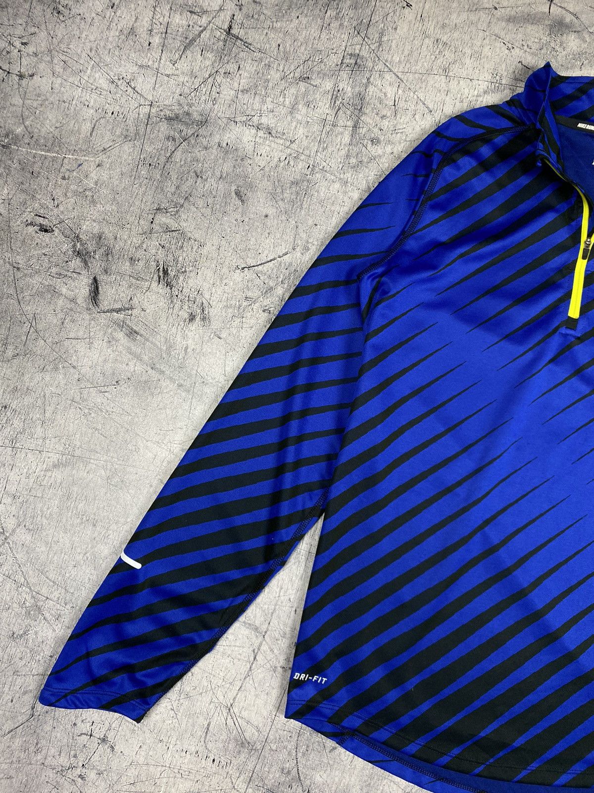 Nike Nike Running Element Dri Fit Long Sleeve Jersey Size S Size US S / EU 44-46 / 1 - 4 Thumbnail