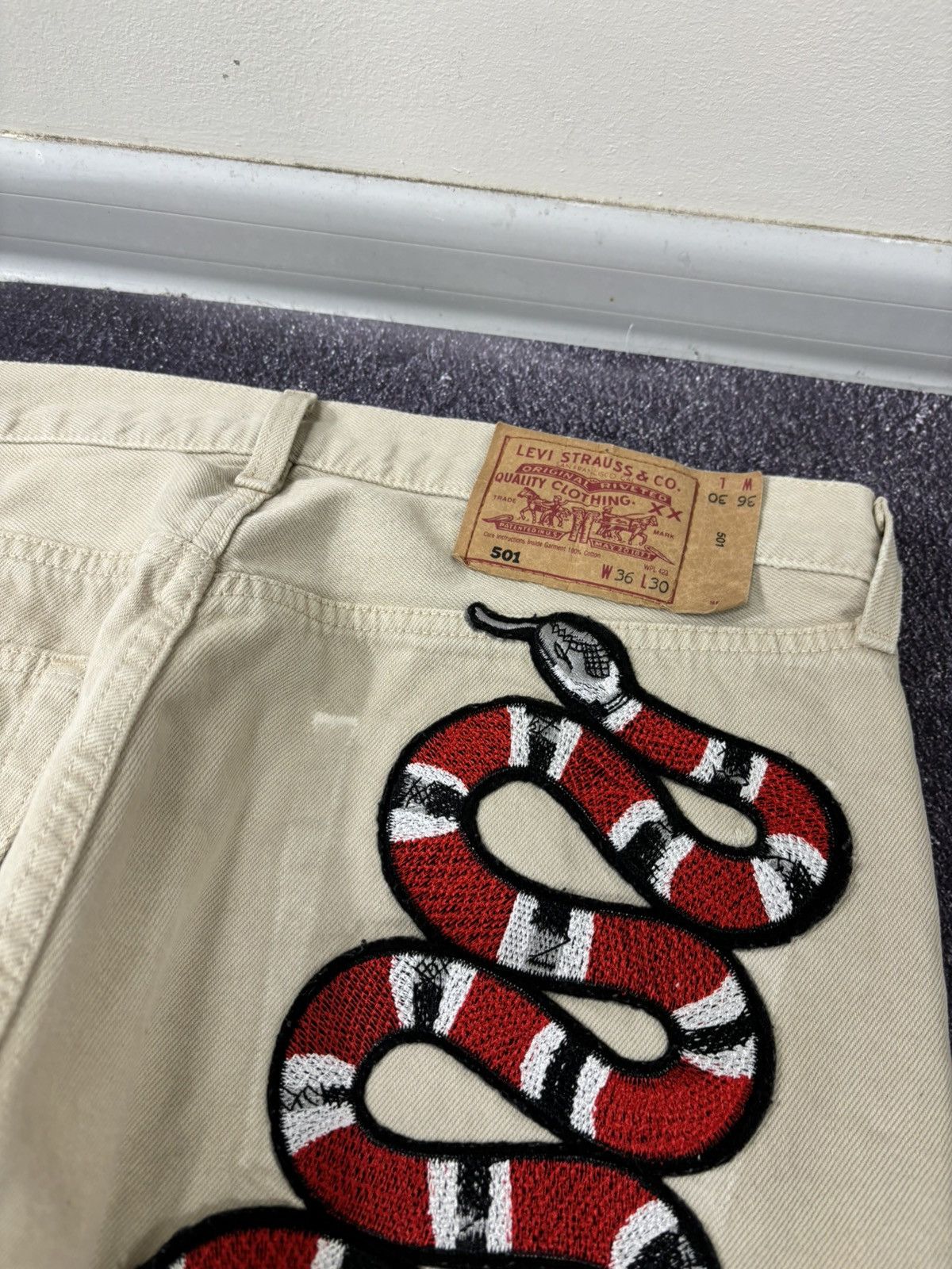 Levi's Vintage 90s Levi’s 501 Cream Custom Snake Hype Denim Jeans Size US 36 / EU 52 - 9 Thumbnail