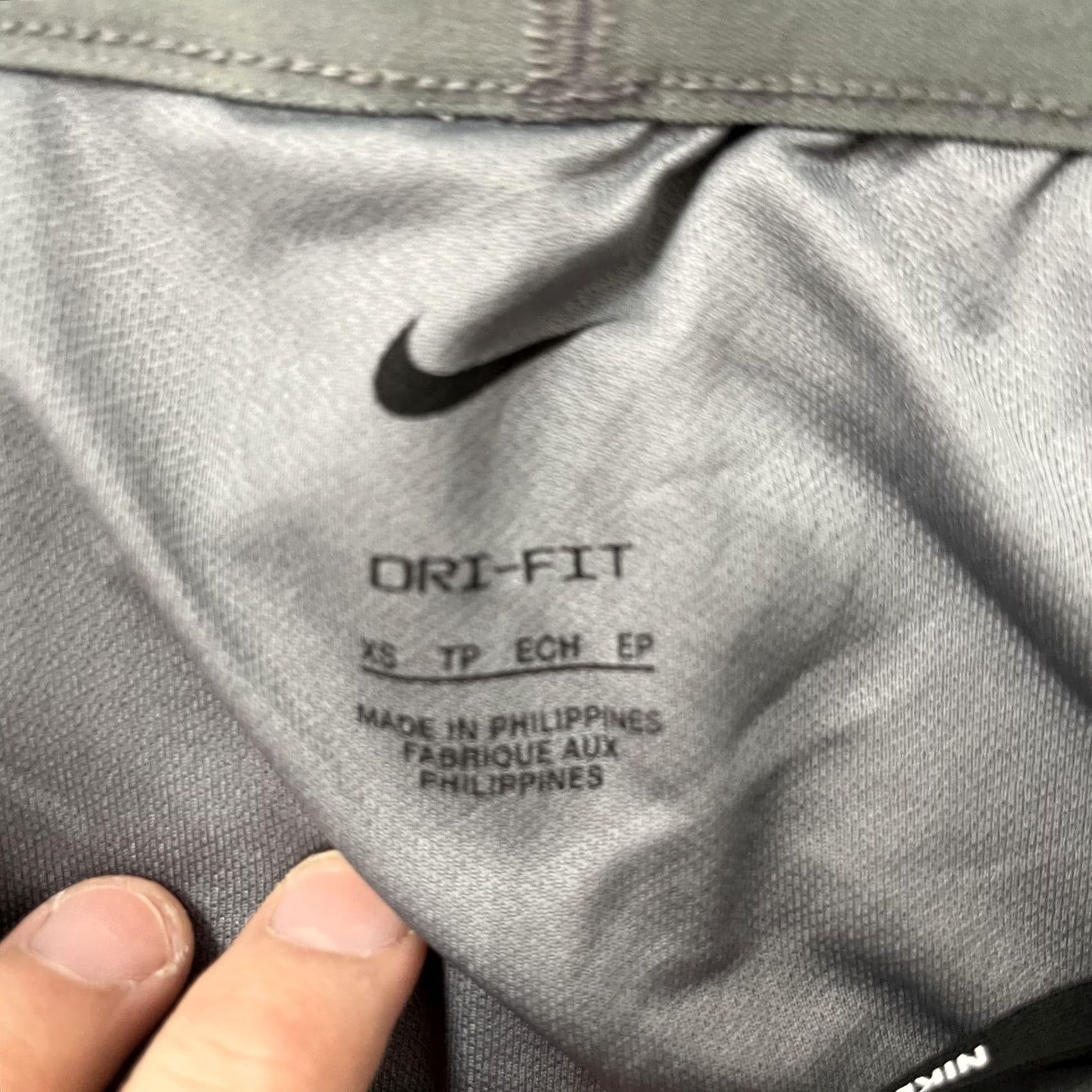 Nike Nike Shorts Womens XS Gray Dri-FIT Running Lightweight Reflective Zip Pocket Size 26" / US 2 / IT 38 - 4 Thumbnail
