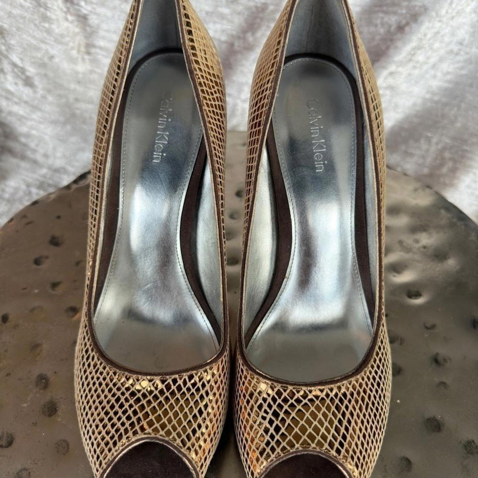 Calvin Klein Calvin Klein Gold Mesh Peep-Toe Pump Heels Size US 7.5 / IT 37.5 - 4 Thumbnail
