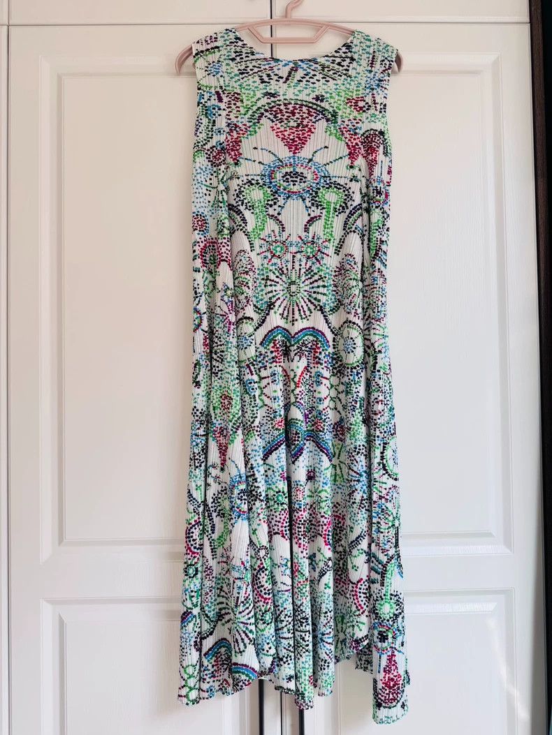 Issey Miyake size:3 Brand new white firework pleated dress
