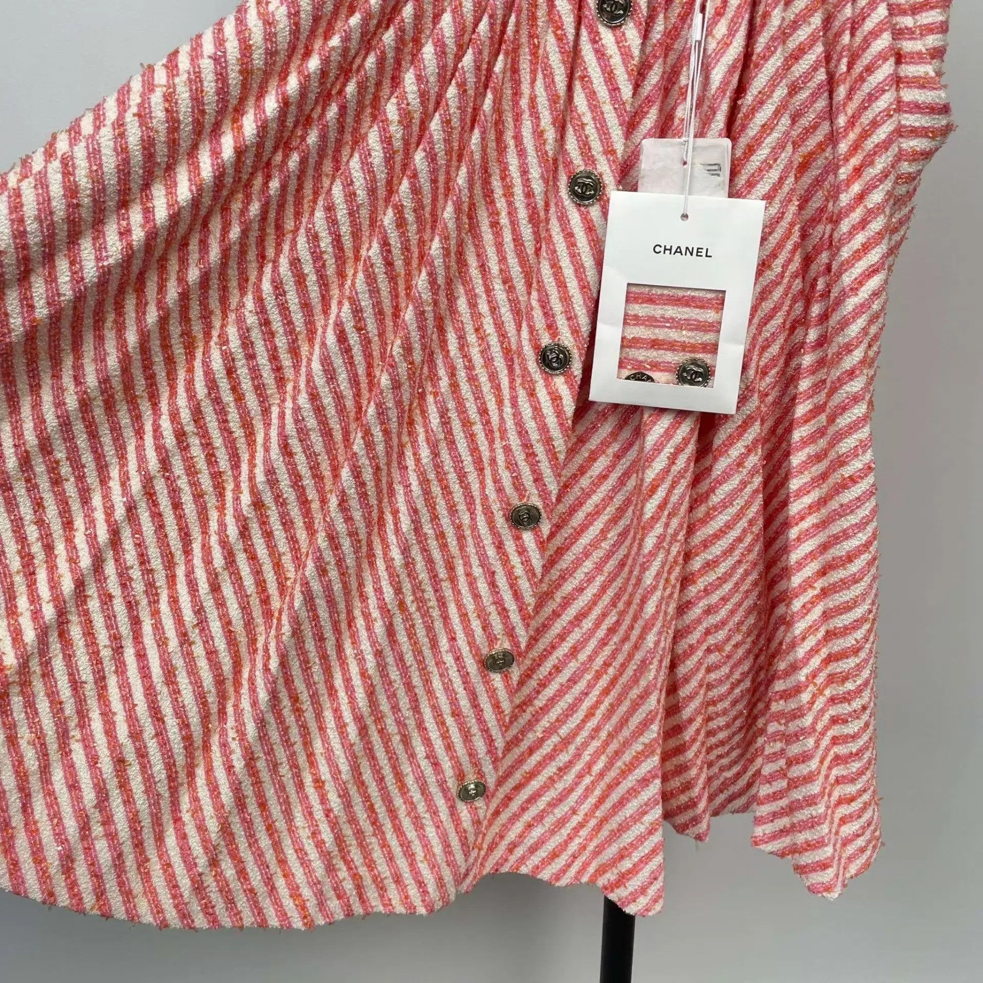 Chanel Chanel Pink Stripe Skirt 34 New With Extra Buttons Size 25" / US 0 / IT 36 - 9 Thumbnail