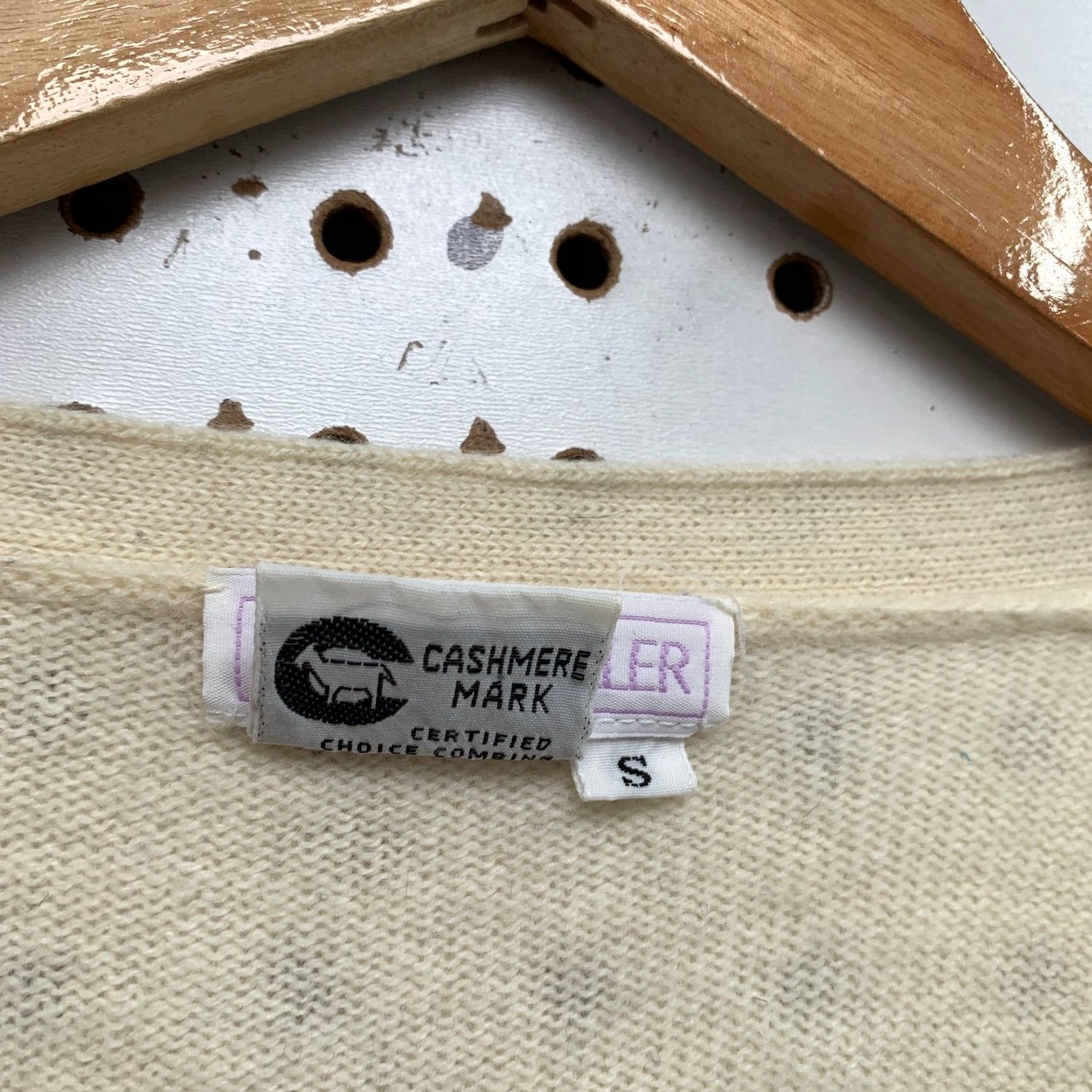 Vintage VINTAGE Bonwit Teller Cardigan Sweater Womens Small Beige 100% Cashmere Button V-Neck Knit Winter Fall Spring Womens Size S / US 4 / IT 40 - 6 Thumbnail