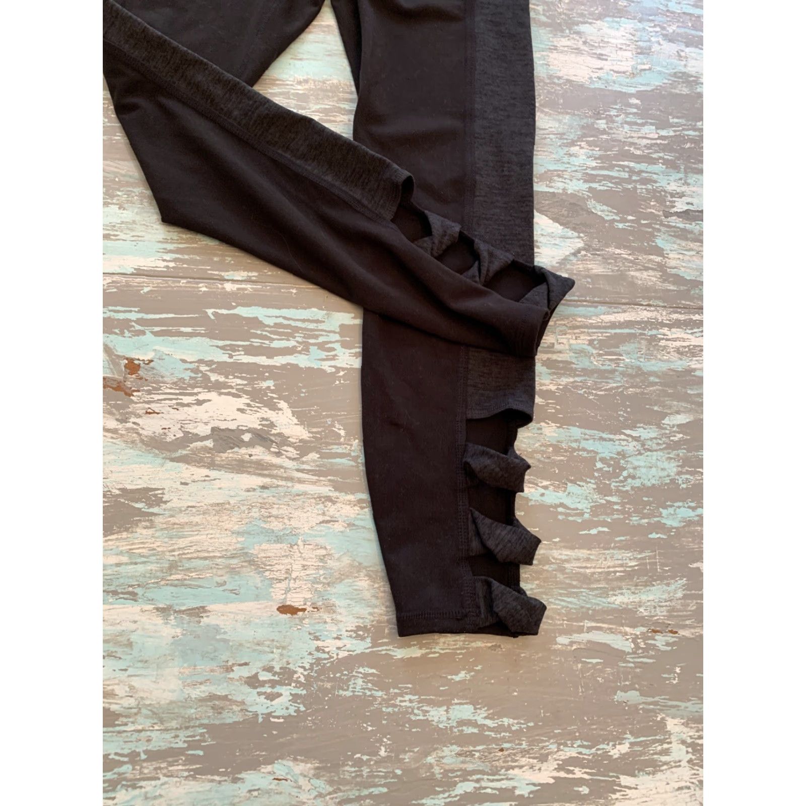 Vintage VINTAGE Small Gaiam Women's Black Gray Activewear Leggings Twist Detail Hem Size 27" / US 4 / IT 40 - 2 Thumbnail