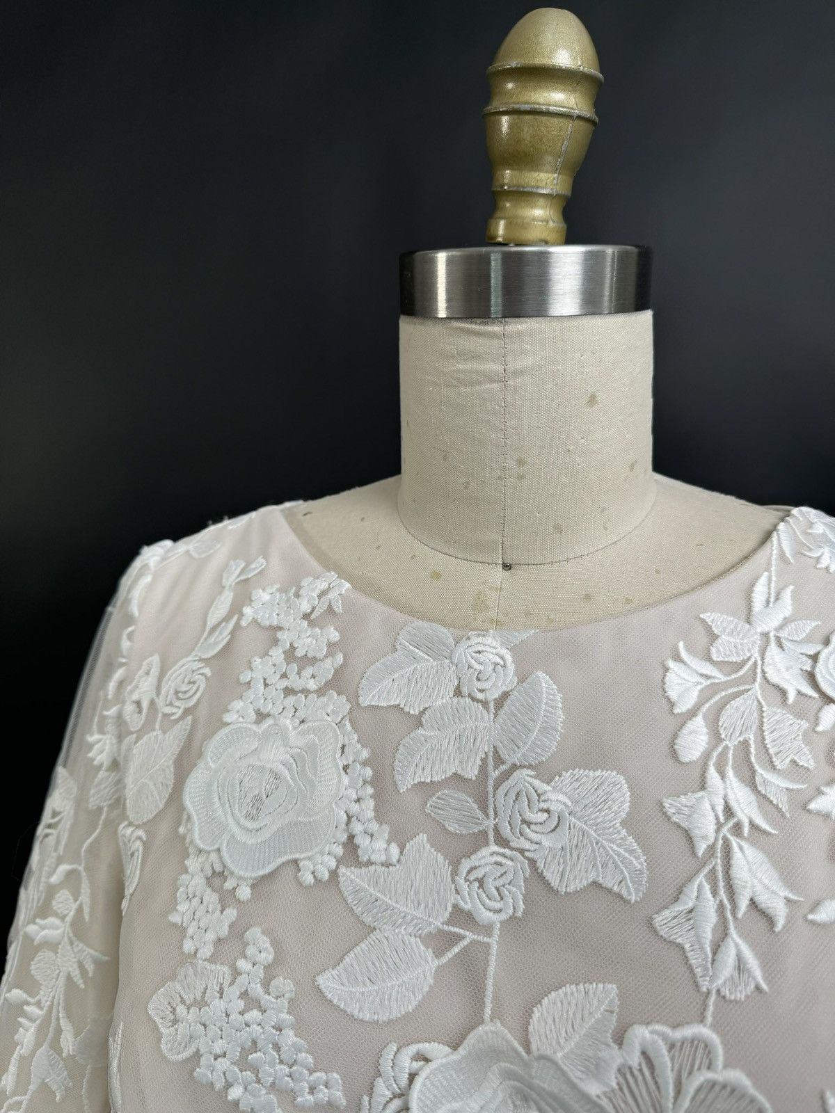 Other Preloved US 4 Anna Augusta 3D Embroidery Lace Wedding Dress Size S / US 4 / IT 40 - 5 Thumbnail