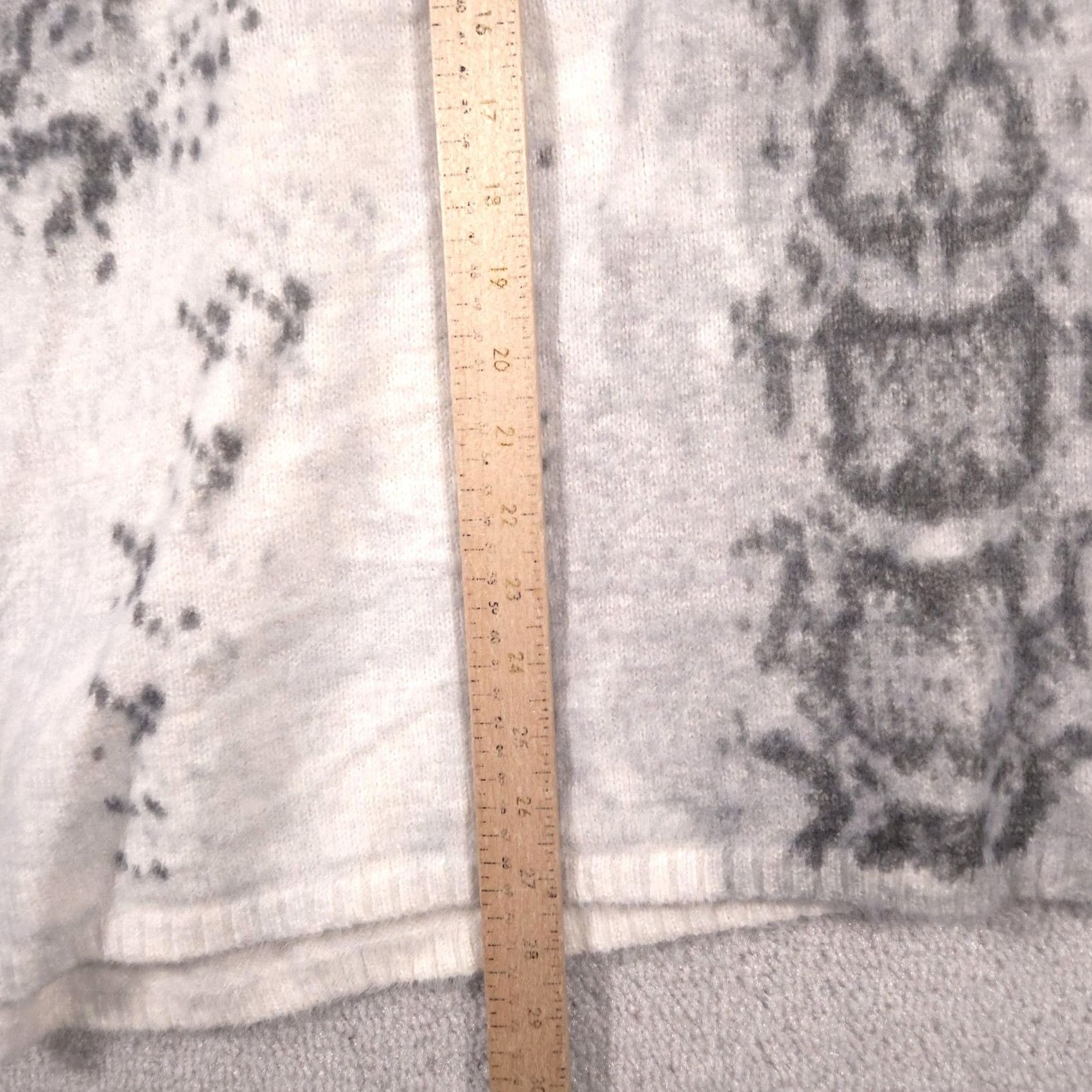 Vintage Chico's Sweater Womens S/M White Snake Print V Neck Dolman Pullover Short Sleeve Size S / US 4 / IT 40 - 7 Thumbnail