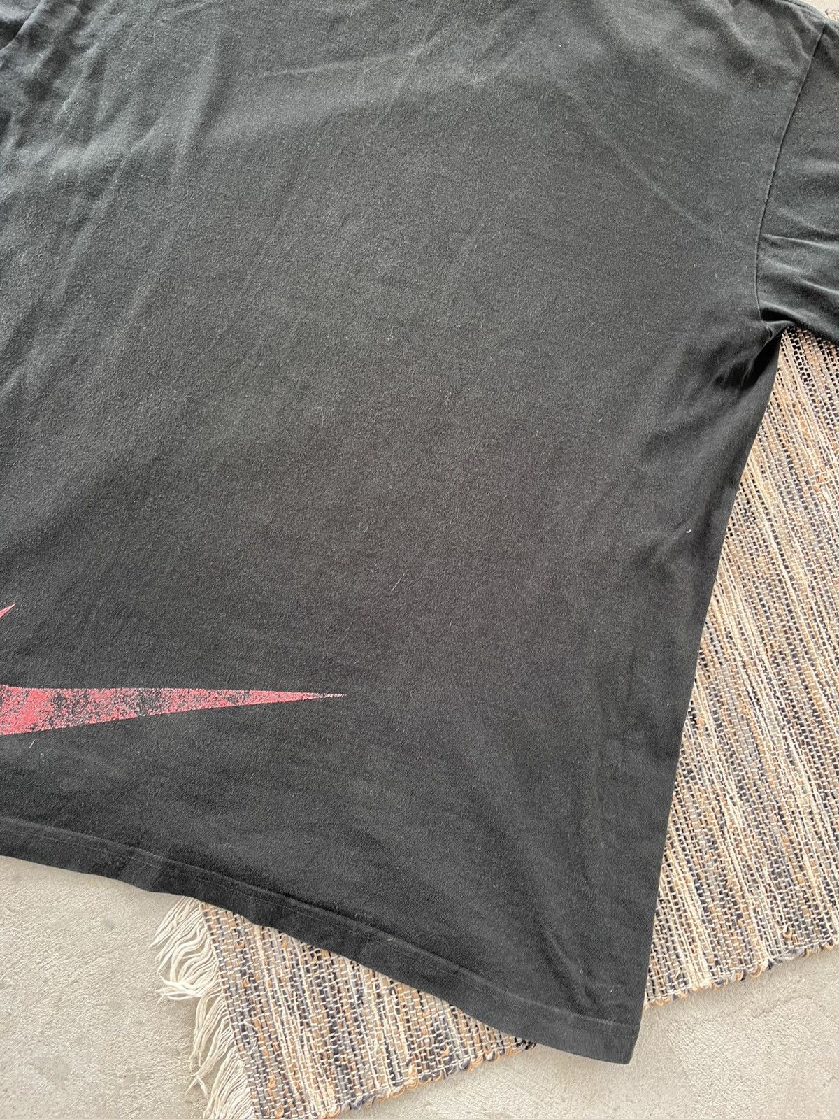 Nike 90s Vintage Nike Black Center logo Tshirt Big Swoosh Back Size US L / EU 52-54 / 3 - 11 Thumbnail