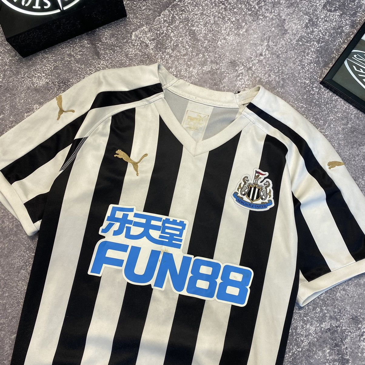 Puma Vintage Puma FC Newcastle Bowman Player football jersey Size US L / EU 52-54 / 3 - 5 Thumbnail