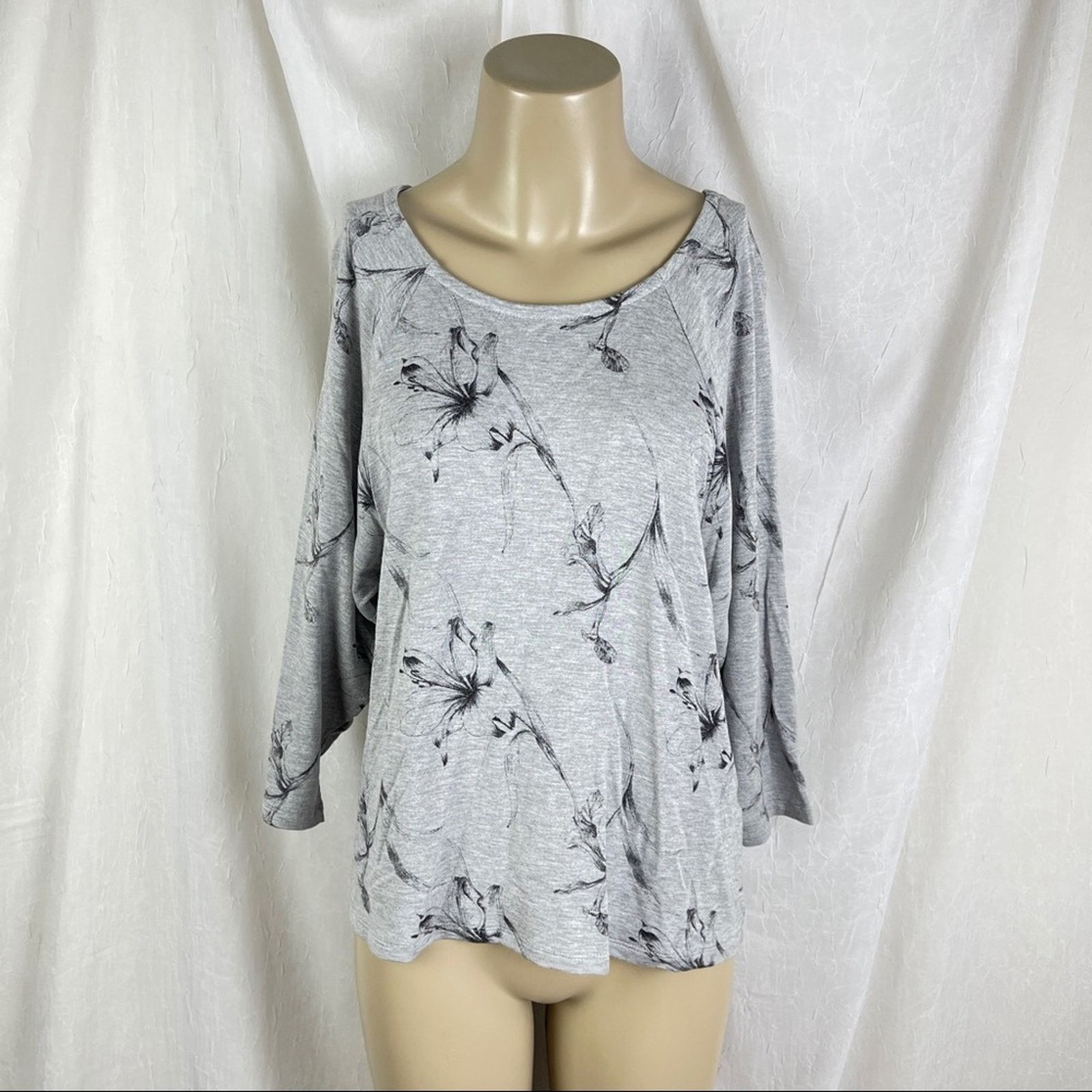 Forever 21 Forever 21 Heather Grey Floral Slouch Dolman Sleeve Shirt XS Size XS / US 0-2 / IT 36-38 - 1 Thumbnail
