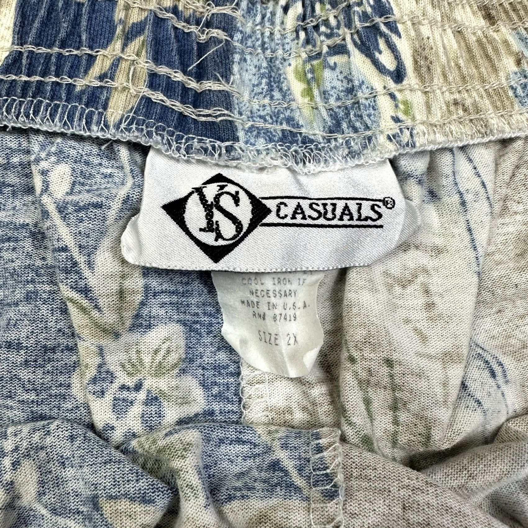 Vintage VINTAGE 90s Woman’s Plus Size 2XL Retro Floral Bermuda Shorts With Pockets Size 40" / US 18 - 2 Thumbnail