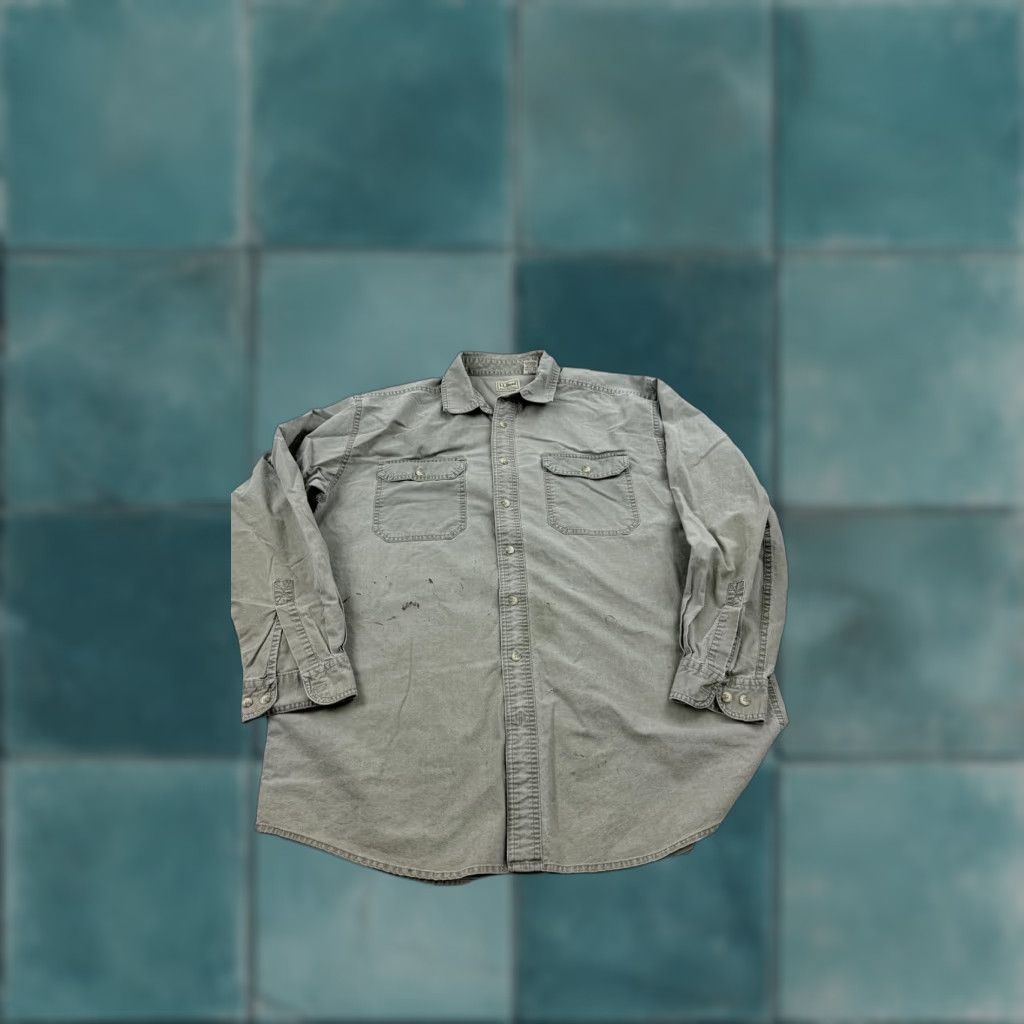 Vintage L.L. Bean Shirt Mens LT Gray Button-Down Dual Pocket Workwear Distressed Button-Up Twill Cotton 100% Regular Size US L / EU 52-54 / 3 - 1 Thumbnail