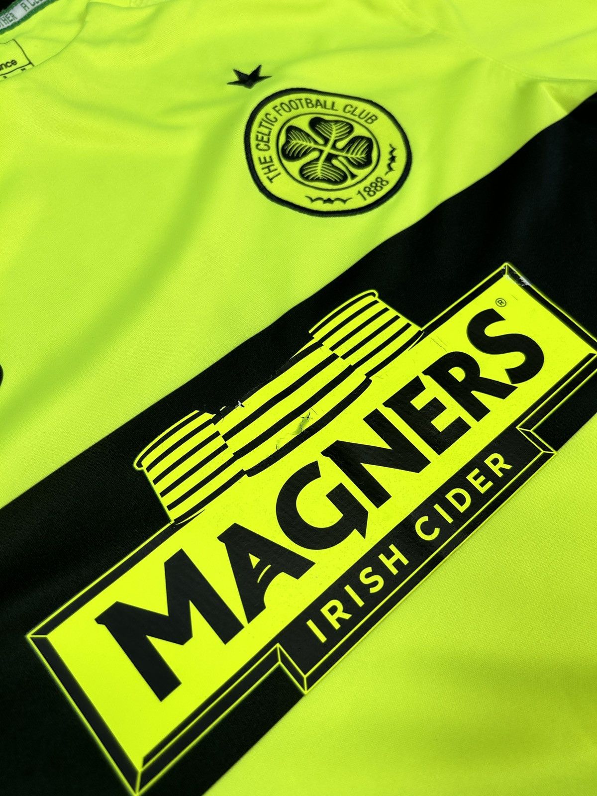 New Balance Mens Vintage New Balance FC Celtic T Shirt soccer jersey tee Size US S / EU 44-46 / 1 - 14 Thumbnail