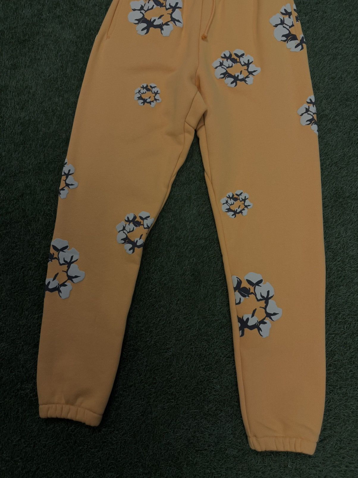 Cactus Plant Flea Market × DENIM TEARS Denim Tears x CPFM Sweatpants Cotton Wreath Size S (NEW) Size US 30 / EU 46 - 4 Thumbnail