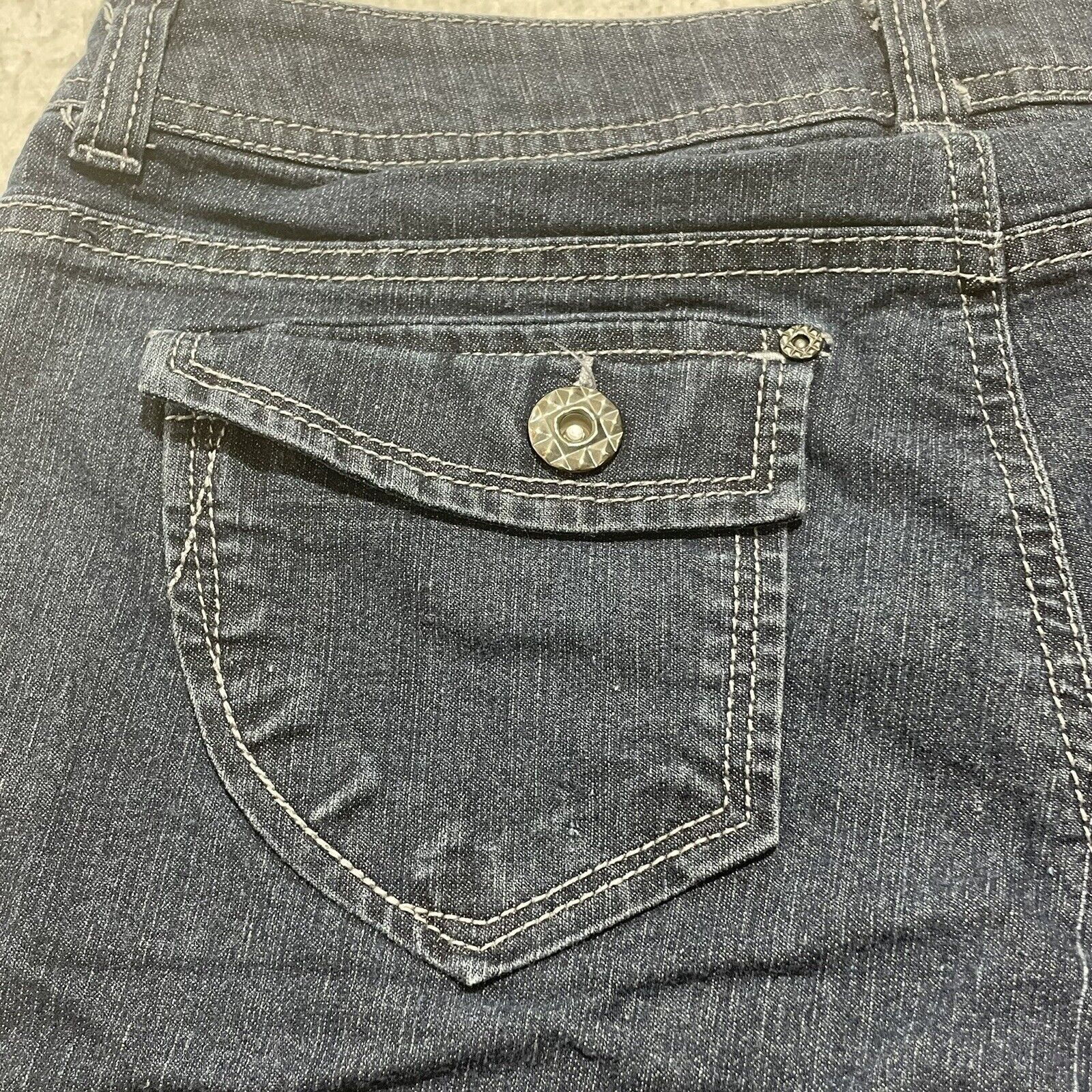 Other Baccini Women's Size 8 Denim Shorts 6" Inseam Mid Rise Size 30" / US 8 / IT 44 - 15 Thumbnail