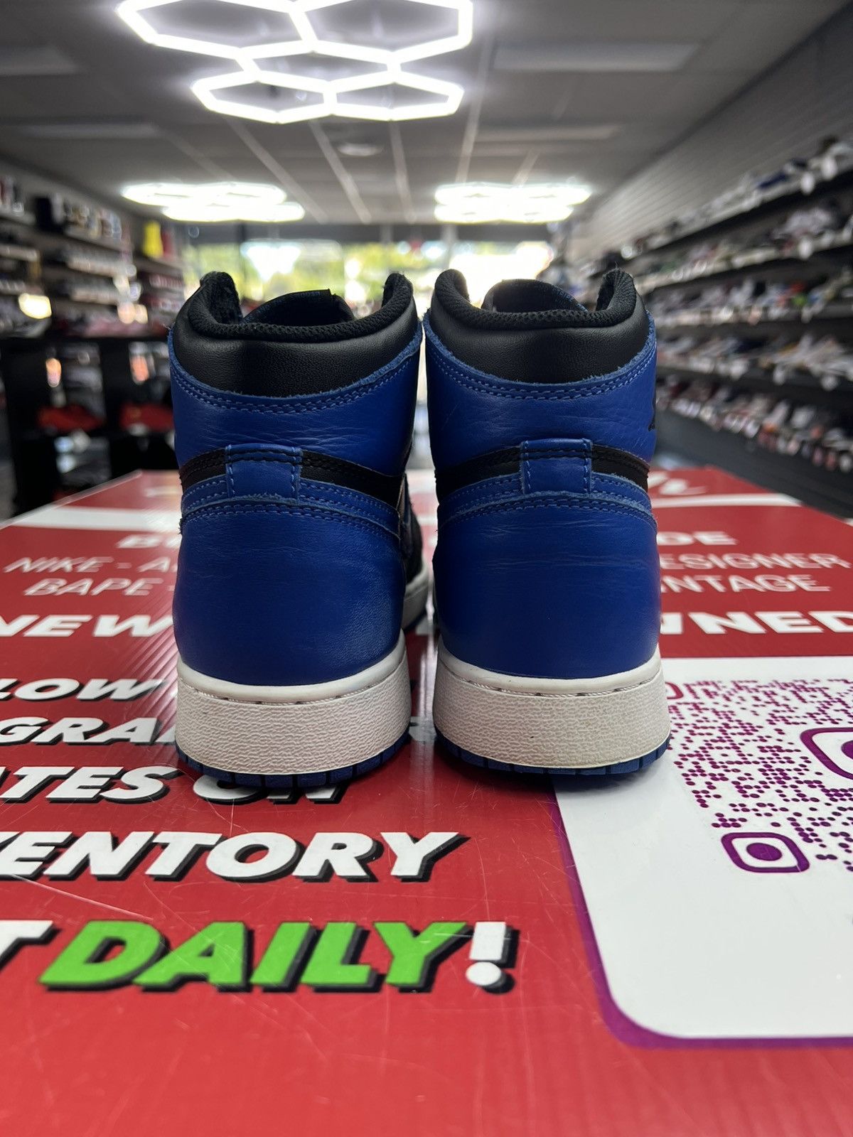 Jordan Brand Air Jordan 1 Royal 2017 Size 5.5y Size US 5.5 / EU 38 - 5 Thumbnail