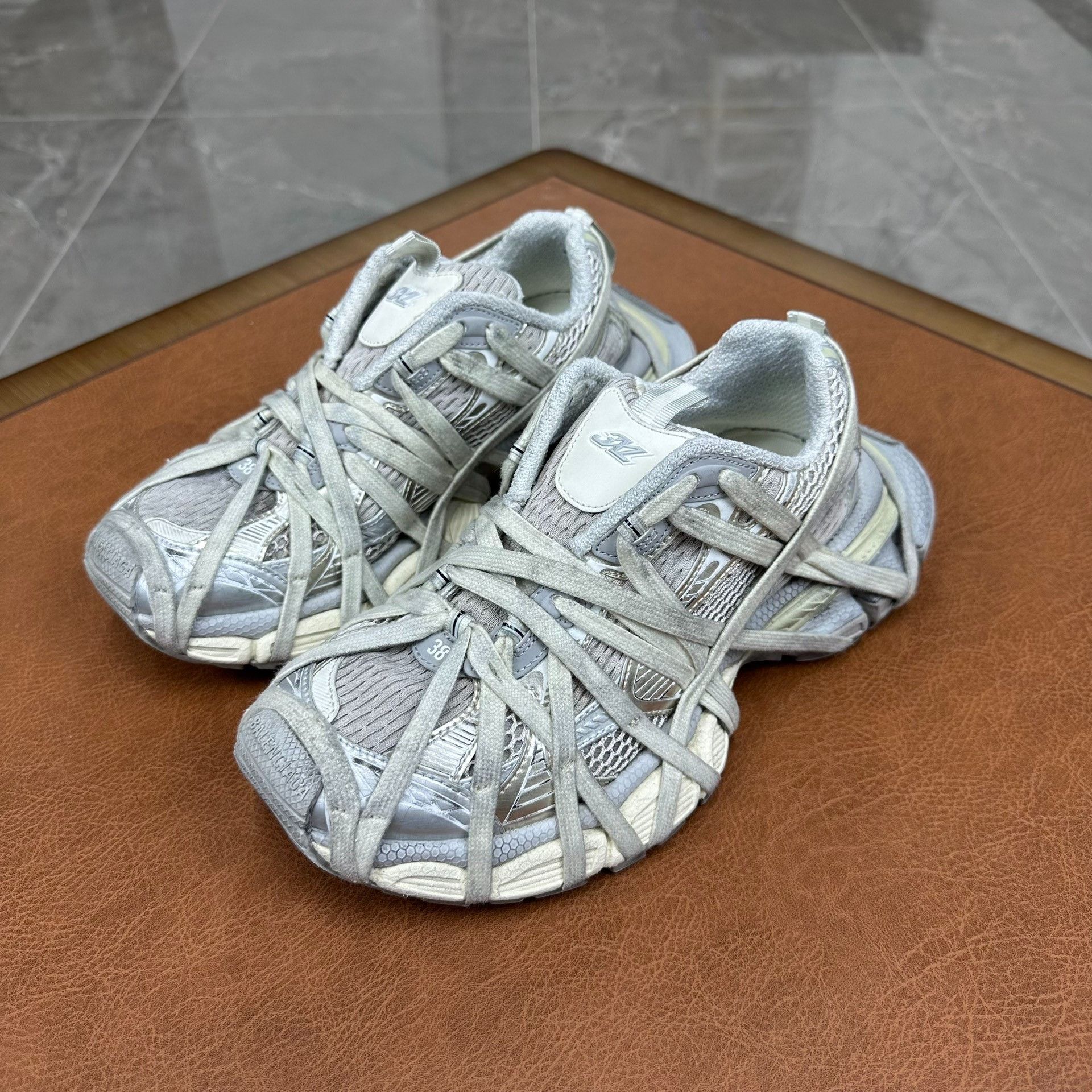 Balenciaga Balenciaga Beige Lowtop Sneakers it_38 Women Size US 8 / IT 38 - 1 Thumbnail