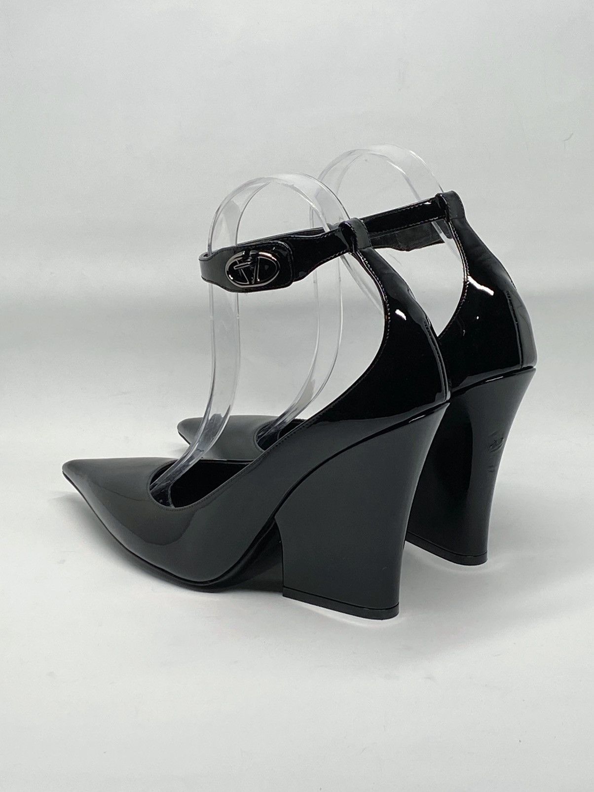 Valentino Valentino Garavani V Logo 105 Lockette Wedge Pump size 39 Size US 9 / IT 39 - 12 Thumbnail