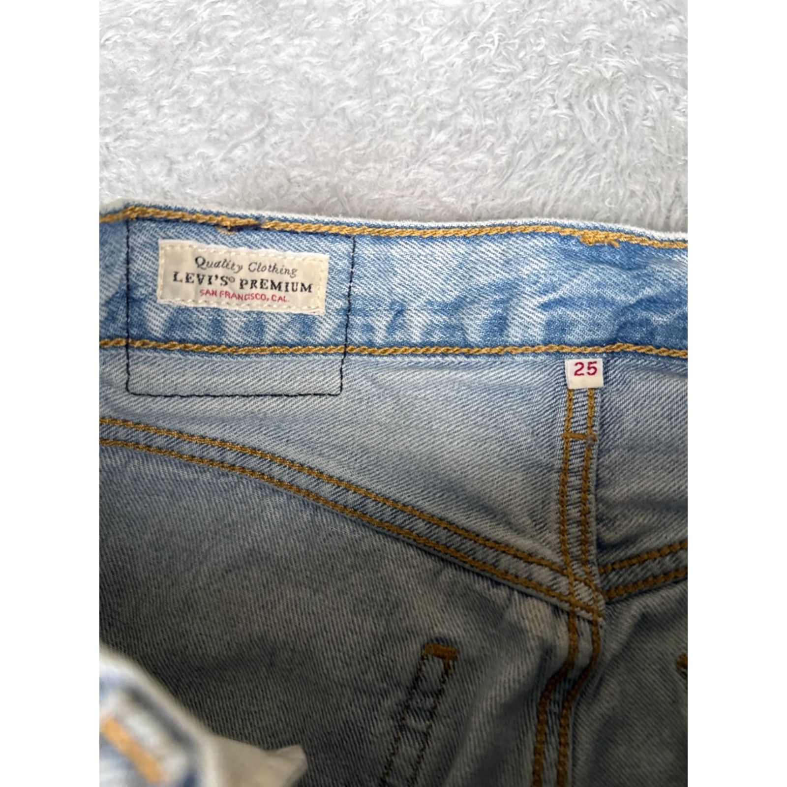 Levi's VINTAGE Levis Jeans Women 25 Blue Denim Big E Mom Jean Light Wash Zip Fly 25x29 Levi's Wedgie Fit Retro Regular Women Size 42" / US 20 - 6 Thumbnail