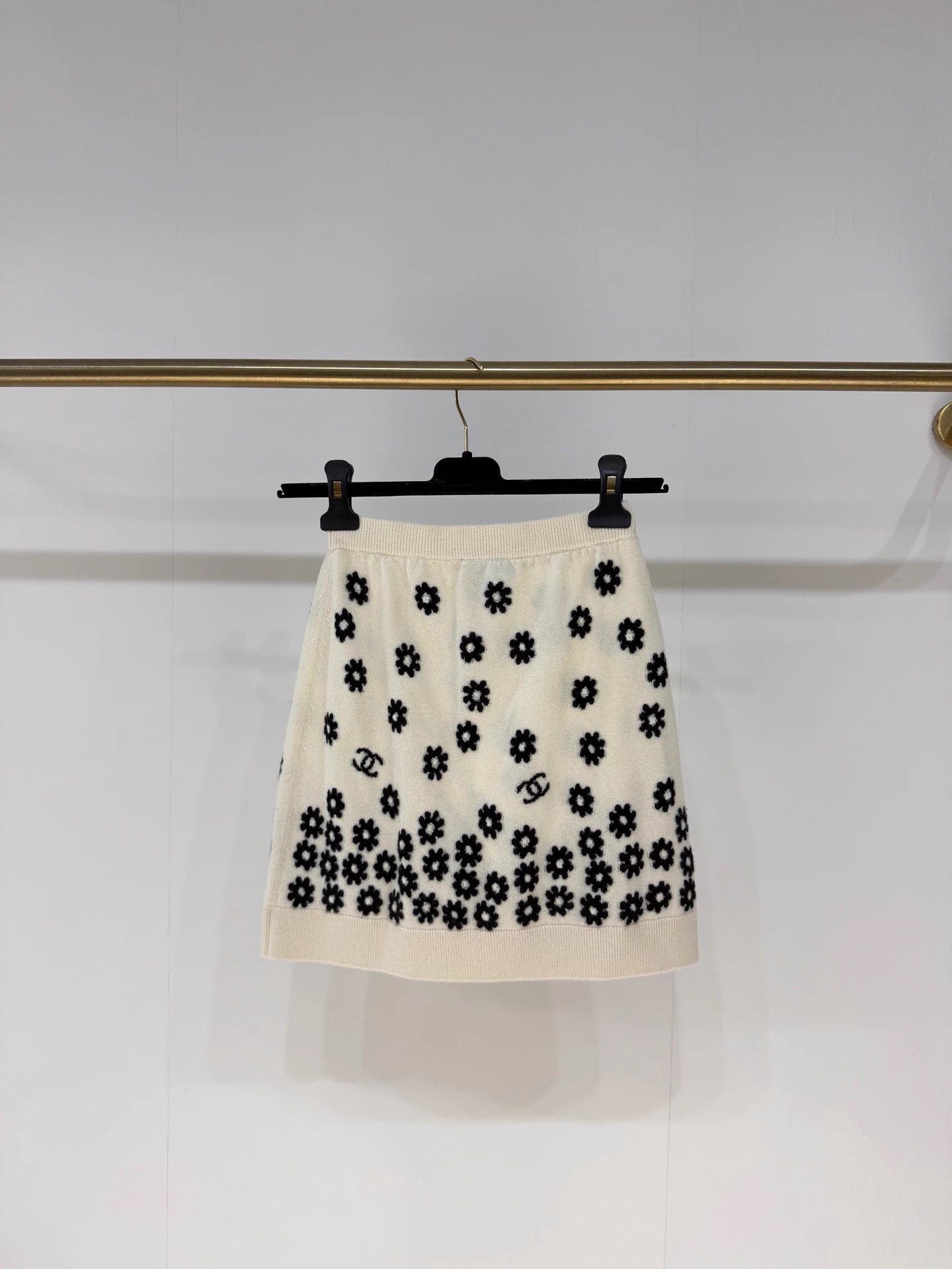 Chanel Chanel22P White Daisy Cashmere Skirt FR34 MINT Size 25" / US 0 / IT 36 - 4 Thumbnail