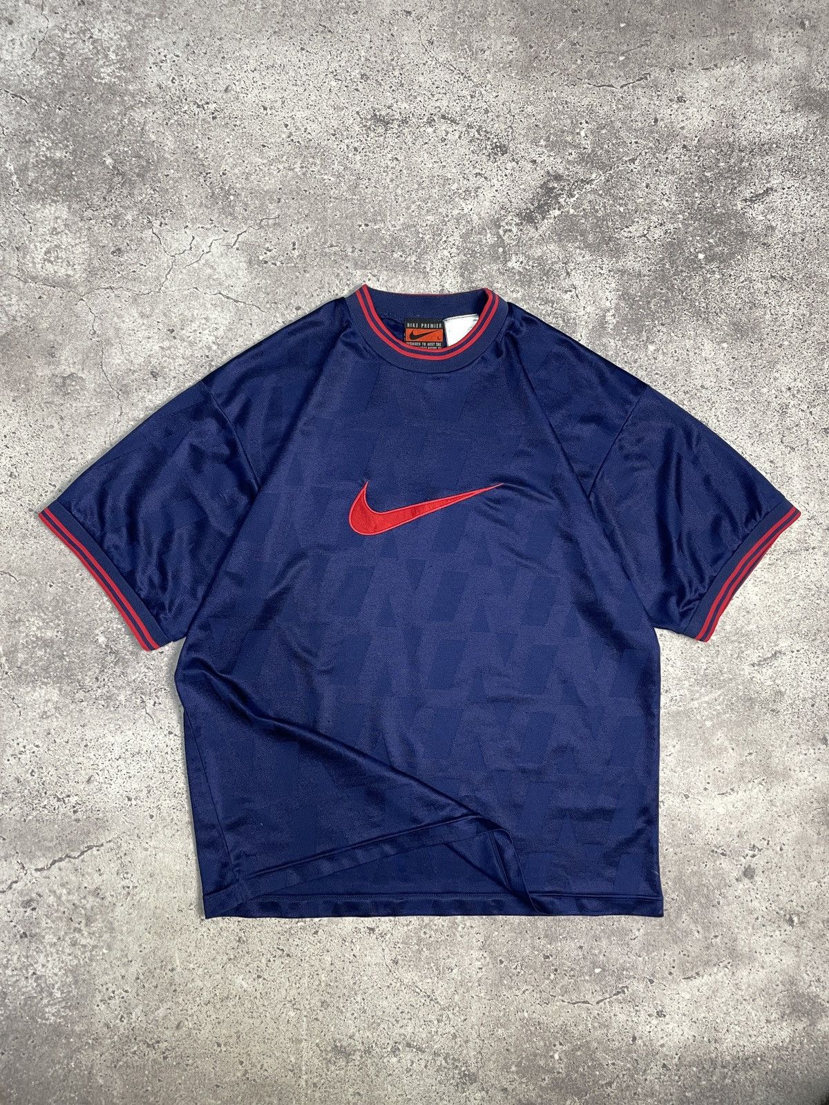 Vintage Vintage Nike Big Swoosh Tee Centre Logo 00s T-shirt Size US L / EU 52-54 / 3 - 1 Thumbnail