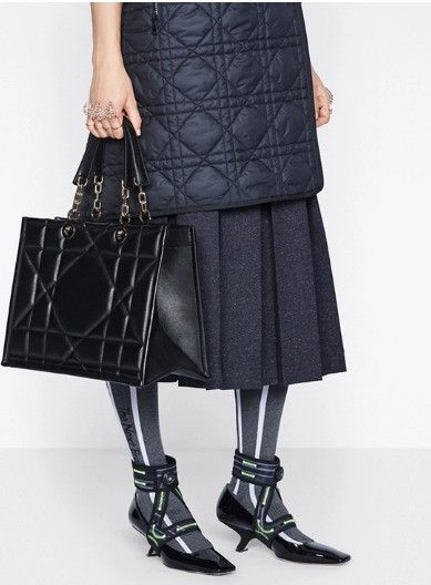 Dior o1w1db11024 Size: OS / Medium Essential Tote Bag in Black Size ONE SIZE - 7 Thumbnail