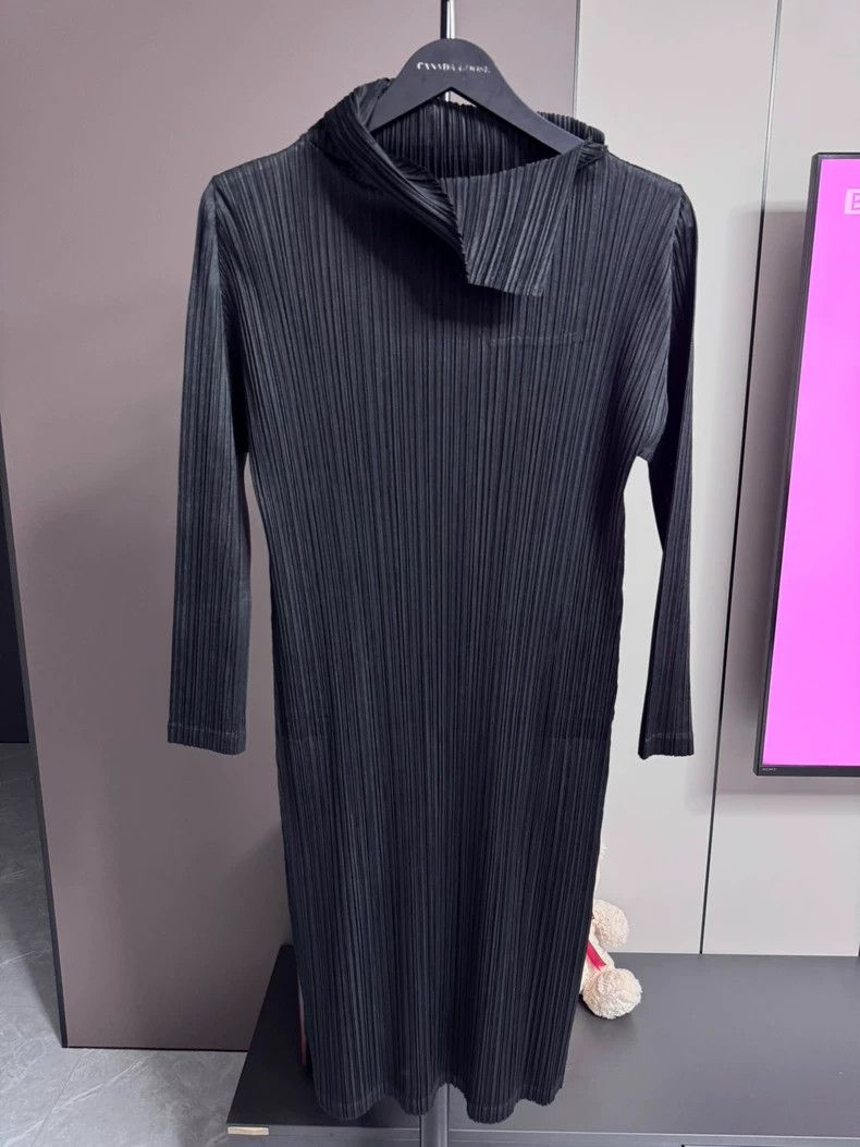 Issey Miyake Issey Miyake size:2 A black, long-sleeved, intellectual dr Size S / US 4 / IT 40 - 1 Thumbnail