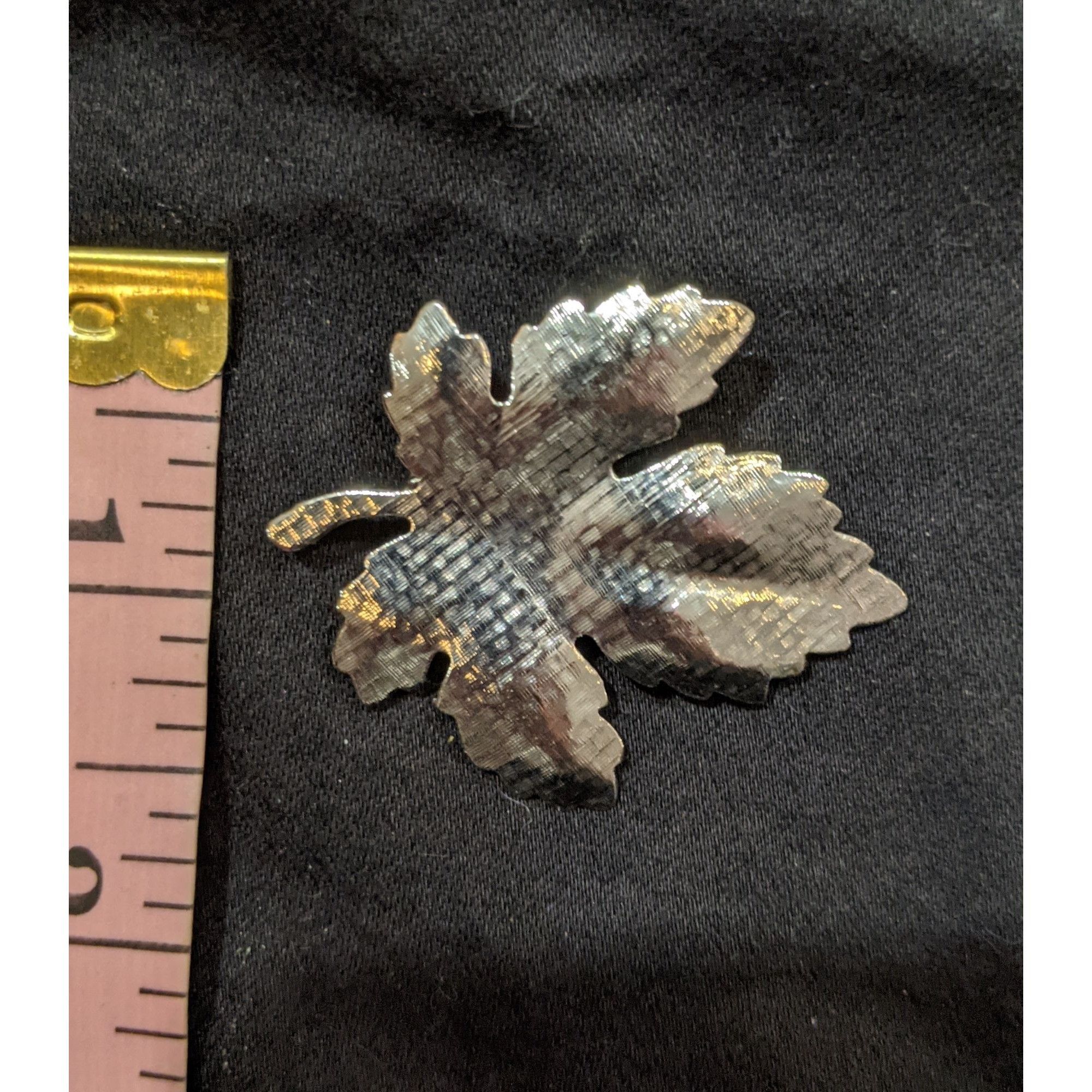 Other Vintage Silver Tone Textured Maple Leaf Brooch Size ONE SIZE - 4 Thumbnail