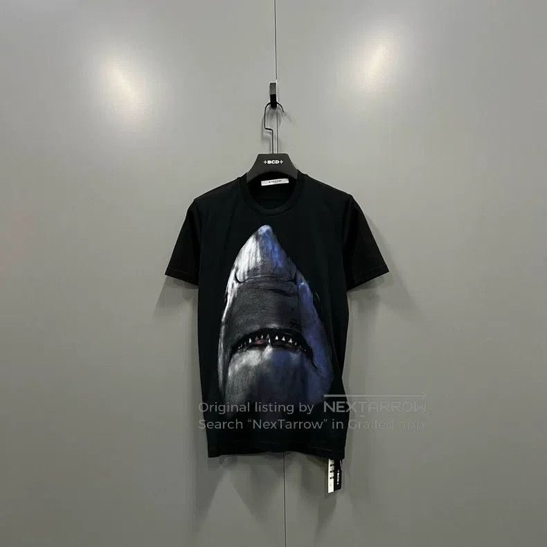 Givenchy Givenchy Shark Short Sleeve - Size XS Size US XS / EU 42 / 0 - 1 Thumbnail