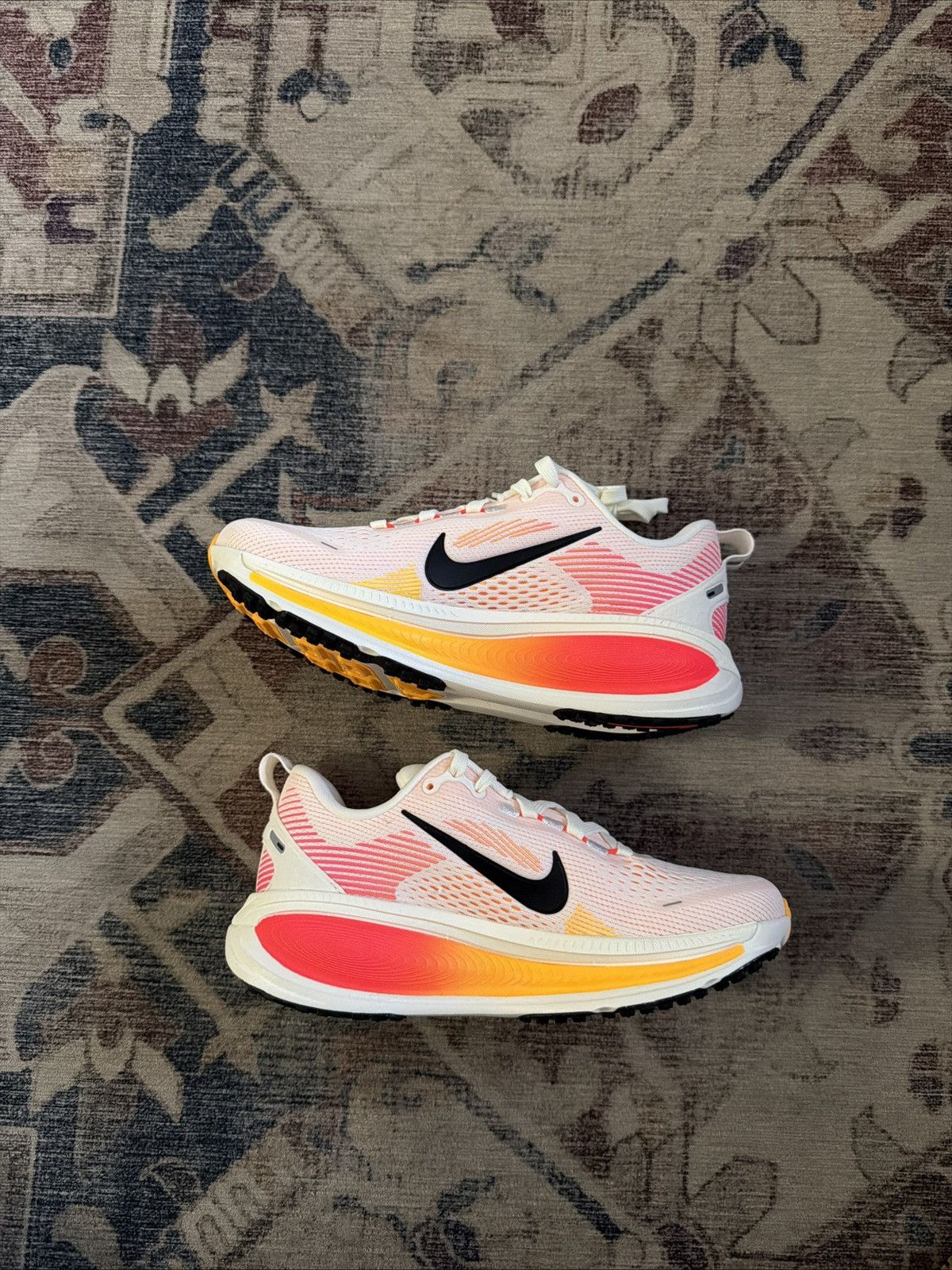 Nike Nike Vomero 18 Size US 5 / IT 35 - 2 Thumbnail