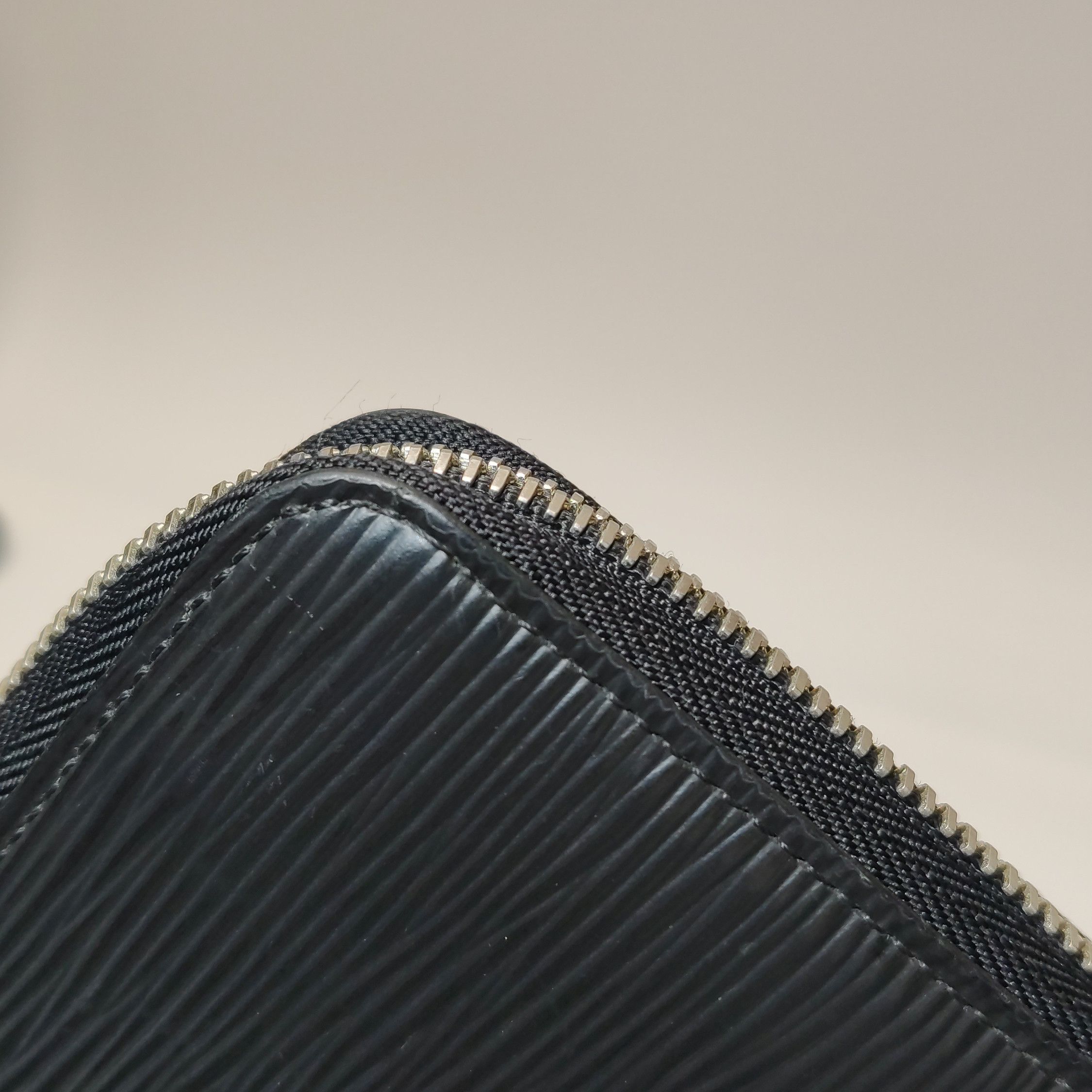 Louis Vuitton Louis Vuitton (LV) Zippy cowhide ripple zip around wallet - Size ONE SIZE - 9 Thumbnail